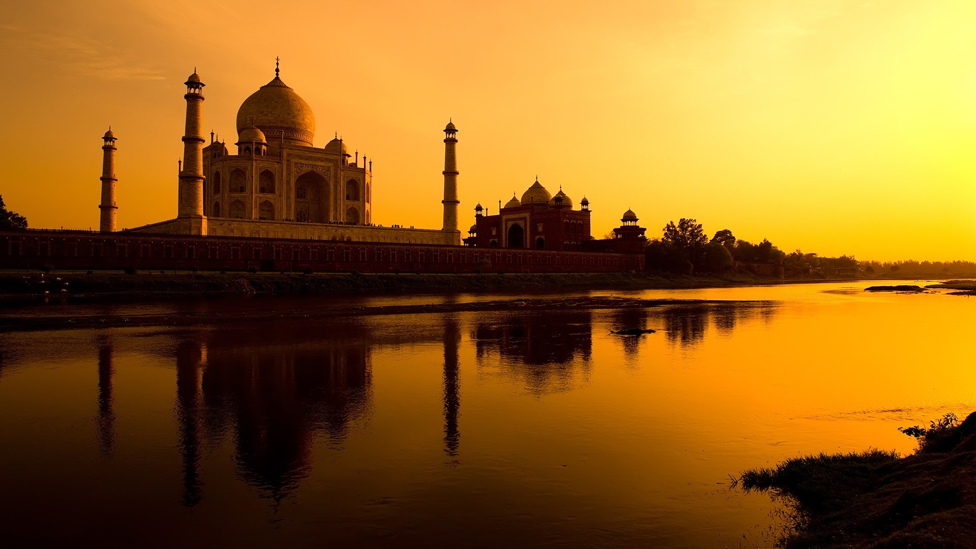 Taj Mahal reflected in river at sunset HD Wallpaper