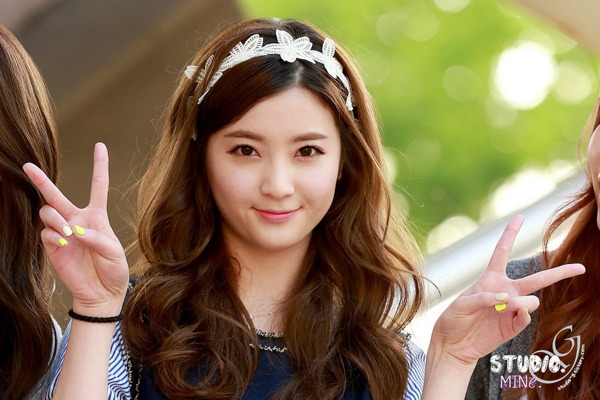 Korean girl group members posing with peace signs HD Wallpaper