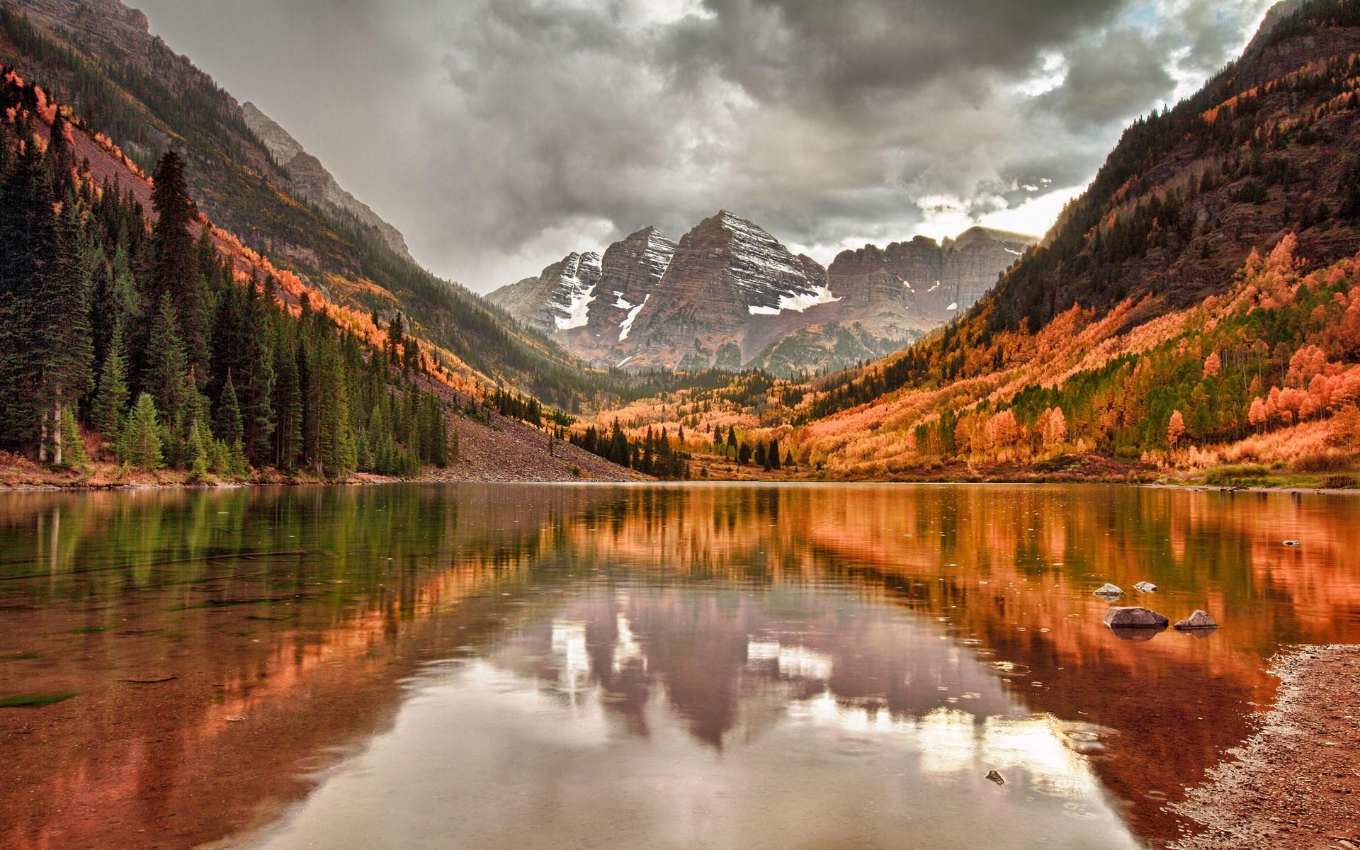 Maroon Bells lake in autumn HD Wallpaper