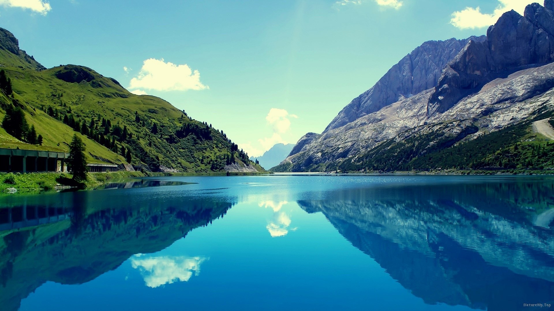 Serene Mountain Lake with Crystal Clear Reflections HD Wallpaper