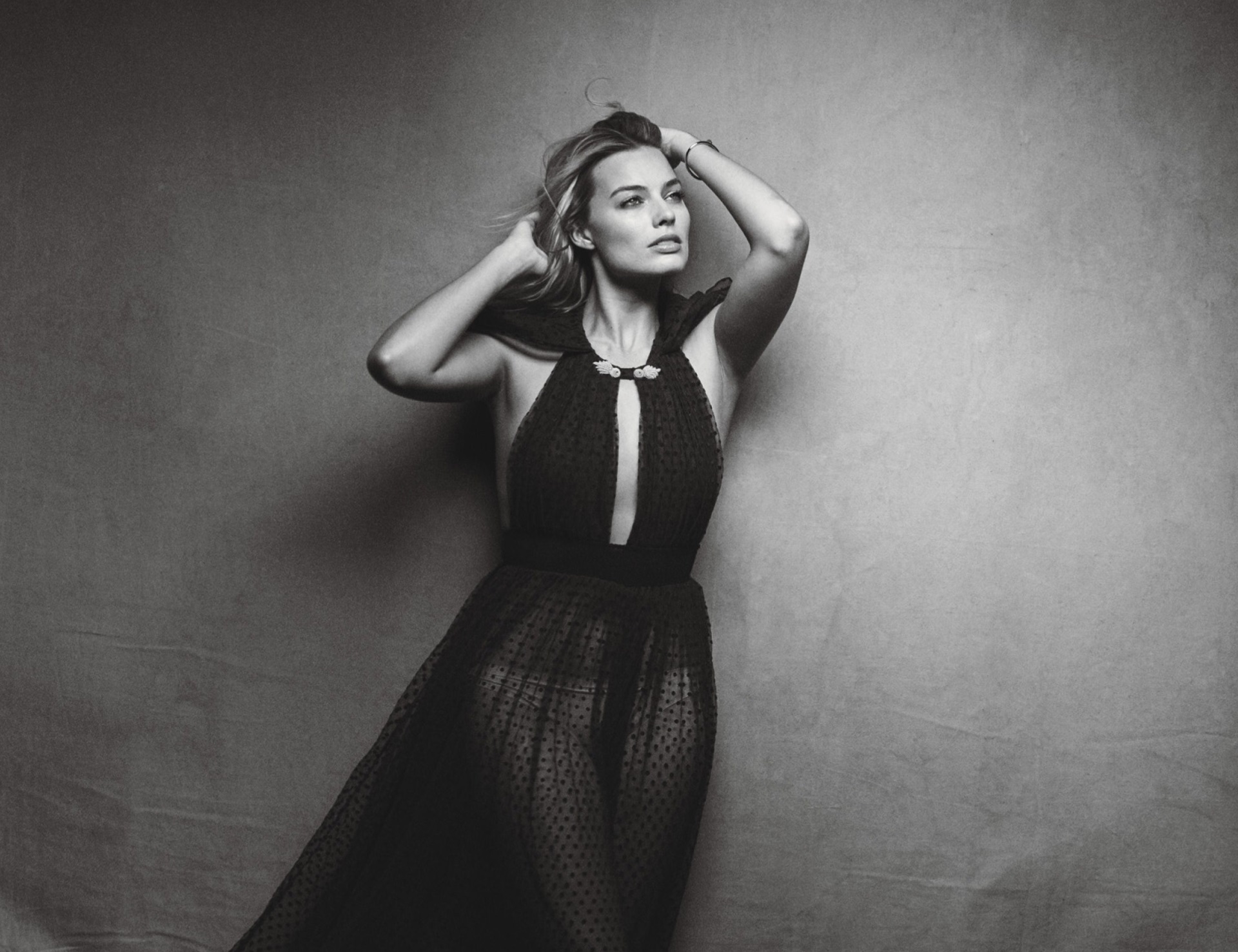 Margot Robbie in a black dress HD Wallpaper