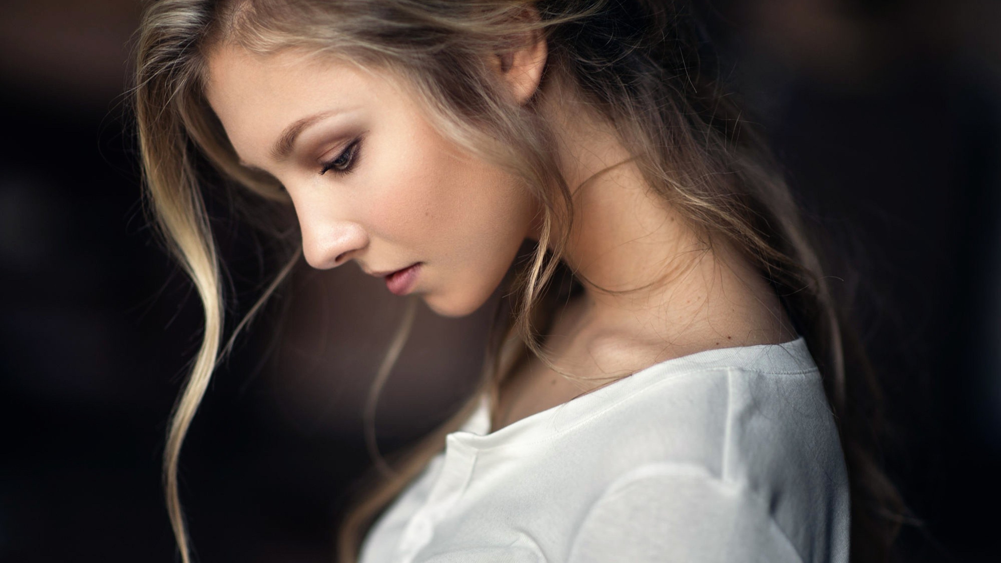 Woman with blonde hair looking down HD Wallpaper