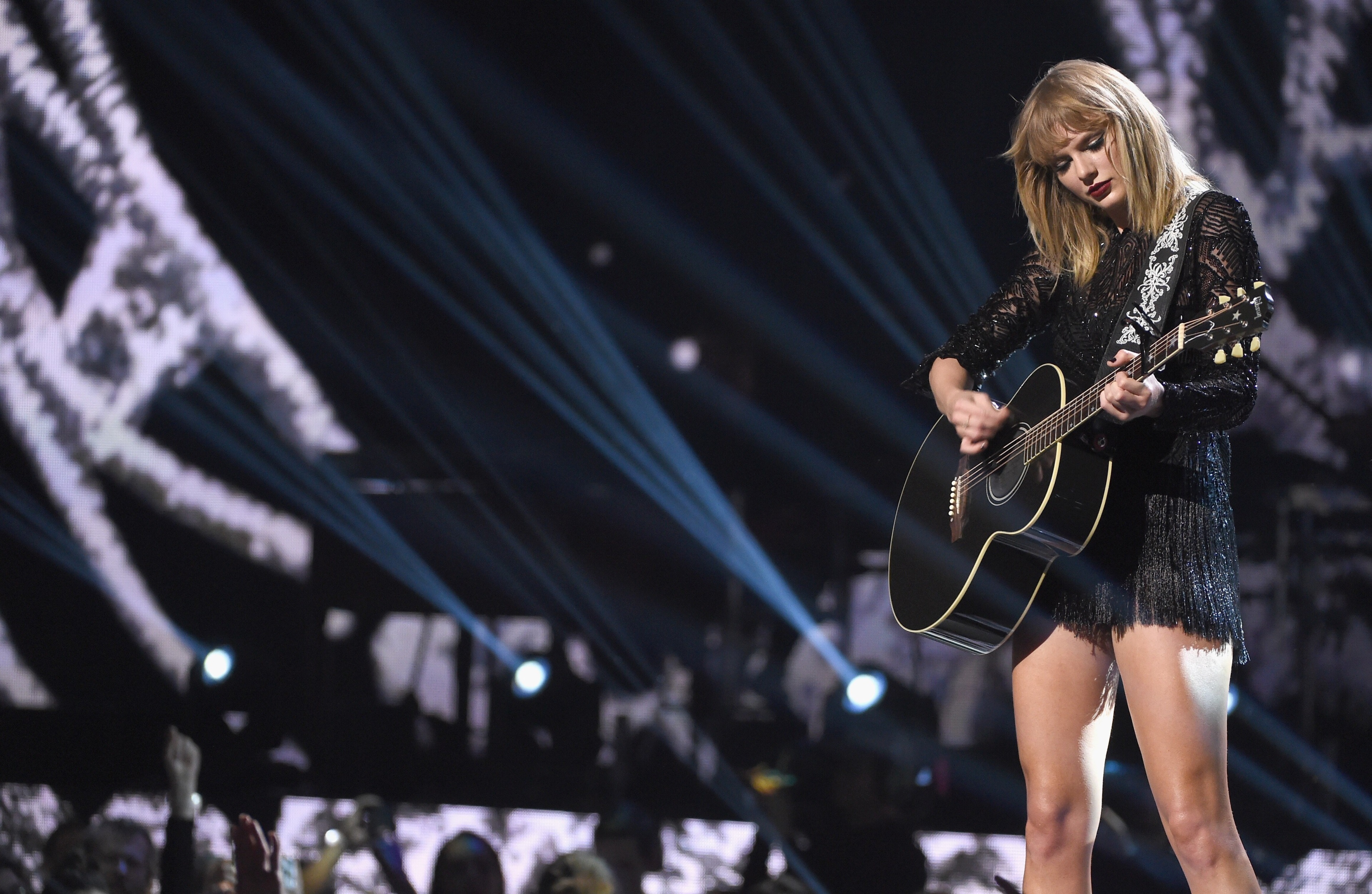 Taylor Swift performing at MTV Video Music Awards 2017 HD Wallpaper