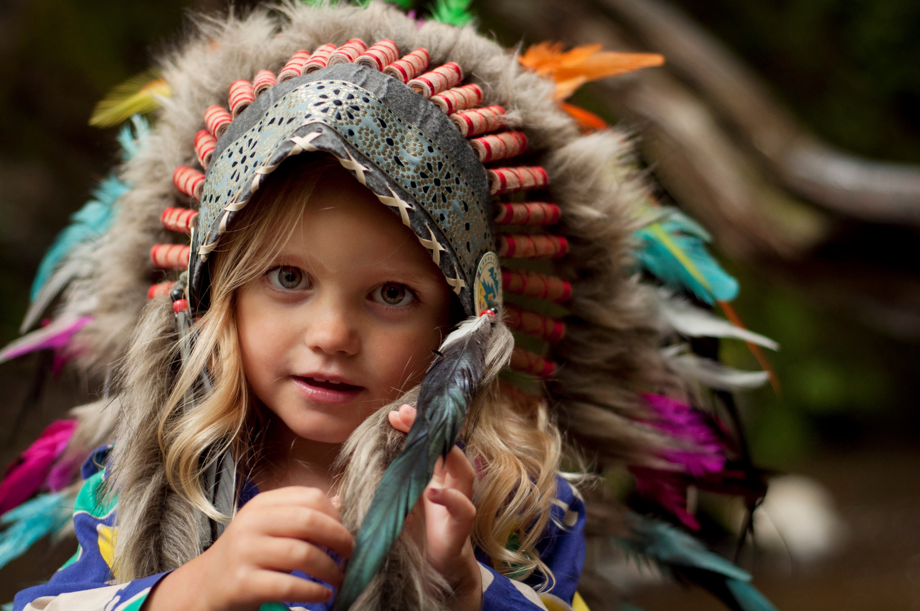 Cute girl wearing a Native American headdress HD Wallpaper