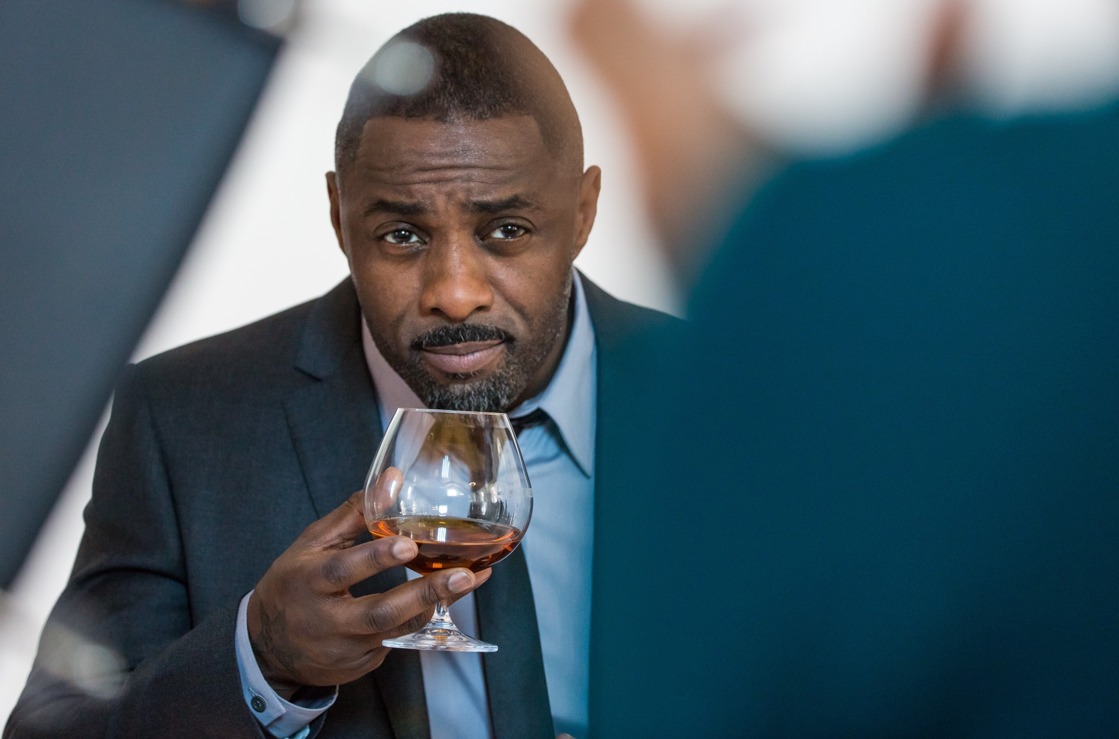Idris Elba holding a brandy glass HD Wallpaper