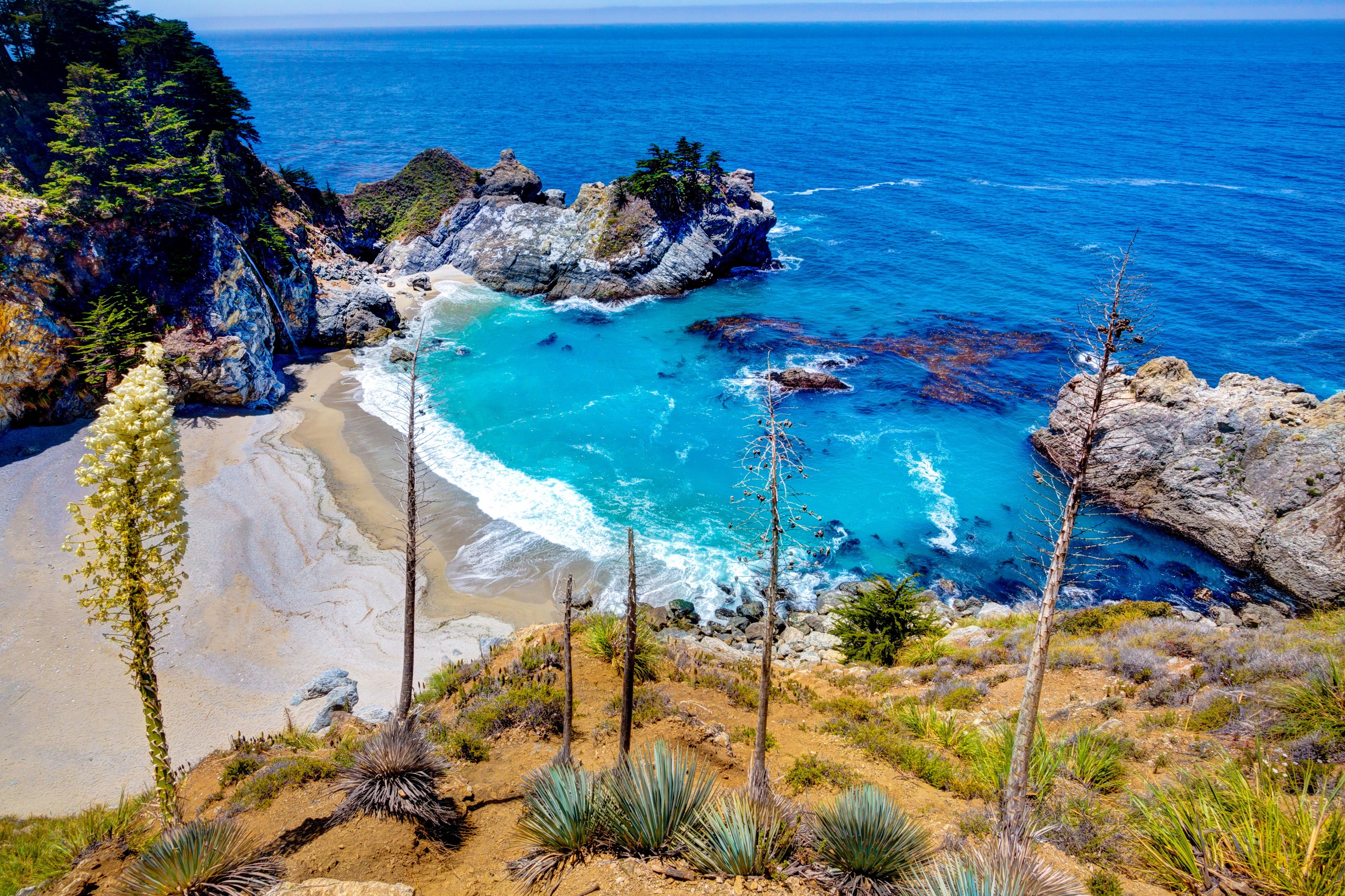 Beach with turquoise water and cliffs HD Wallpaper