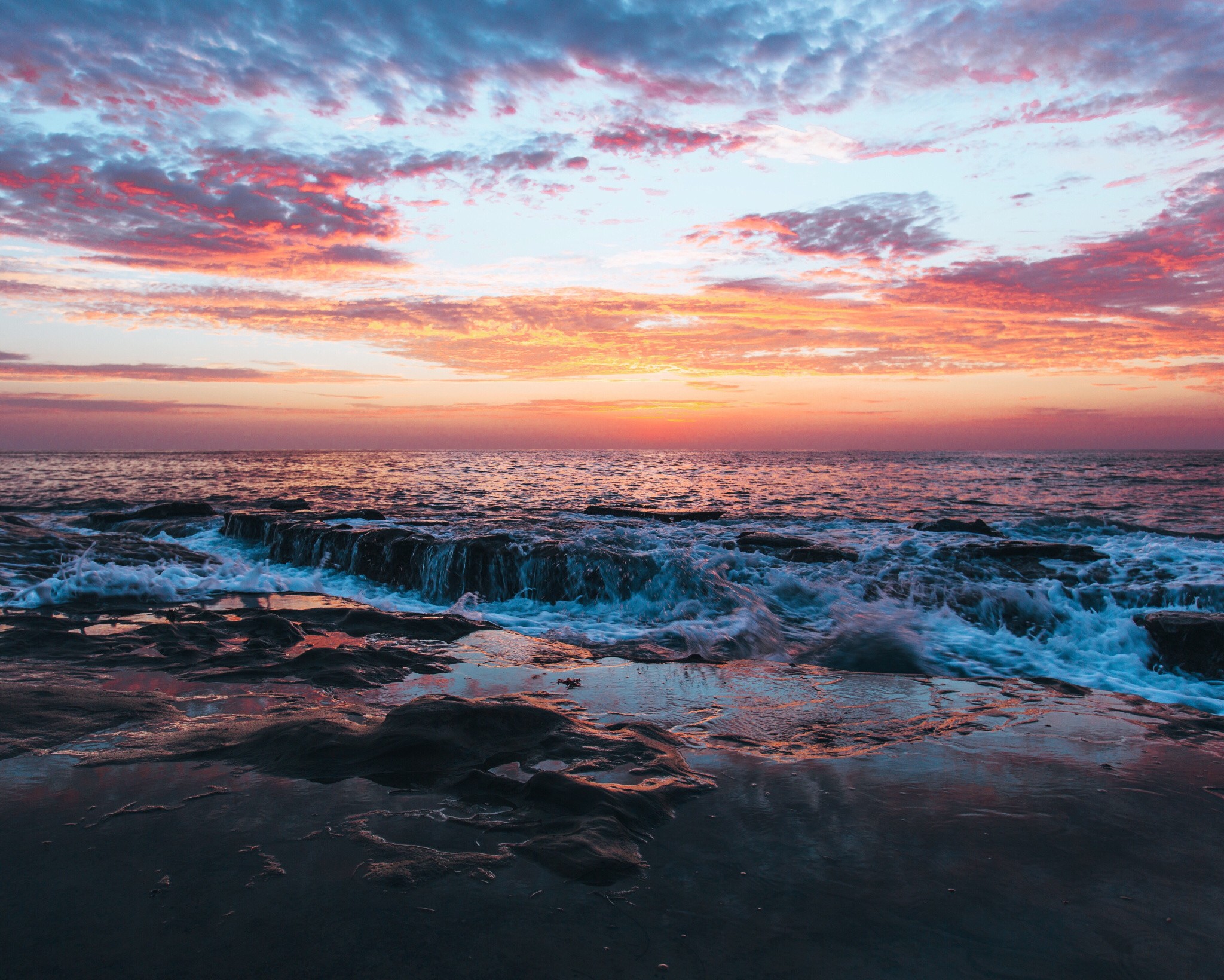 Waves crashing on rocks at sunset HD Wallpaper