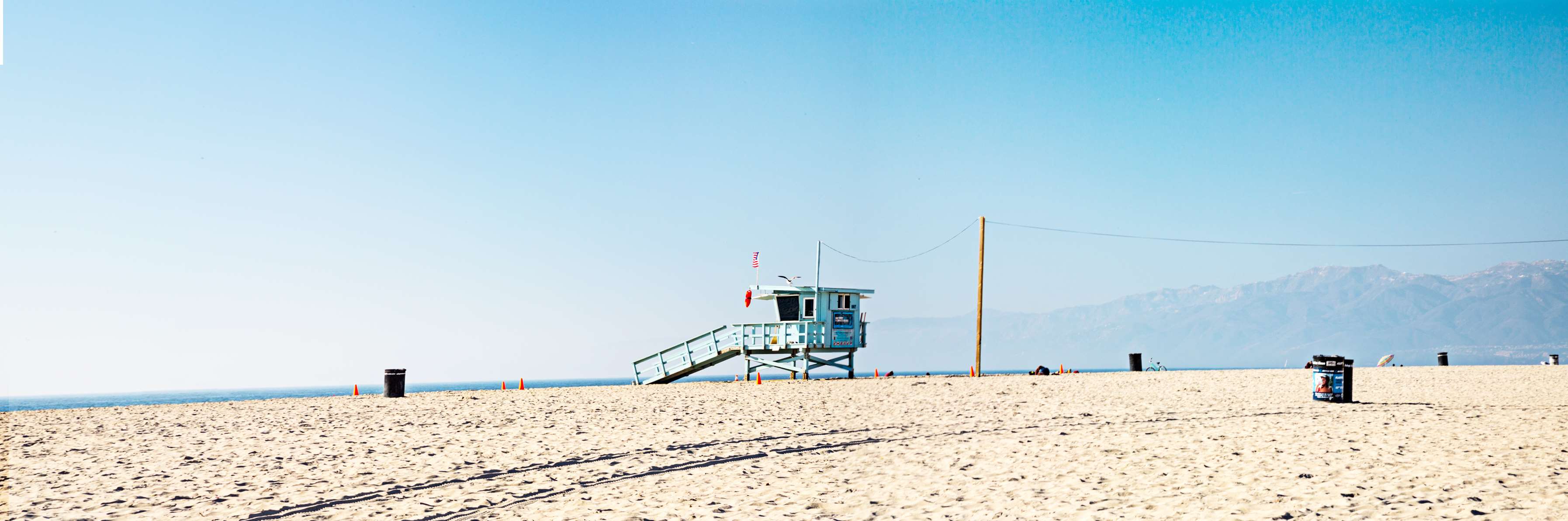 Venice Beach lifeguard stand with volleyball net HD Wallpaper