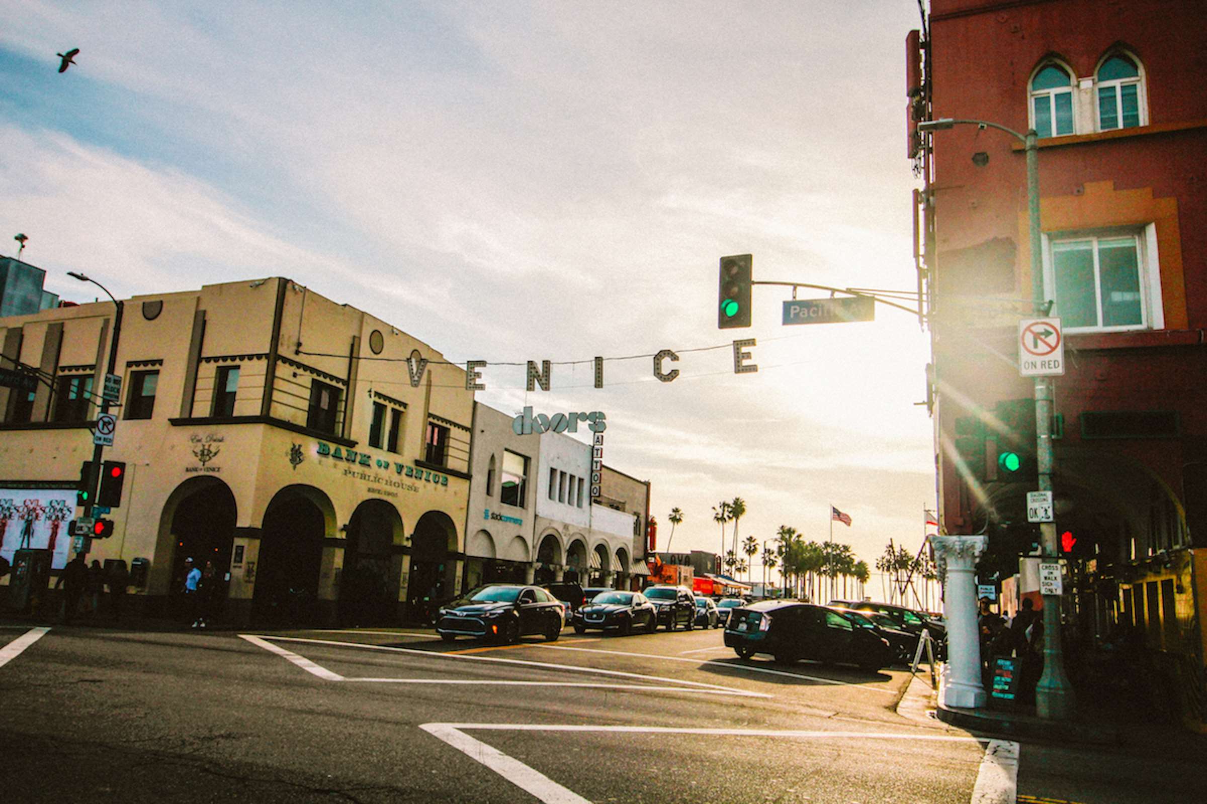 Venice Beach street sign with cars and buildings HD Wallpaper