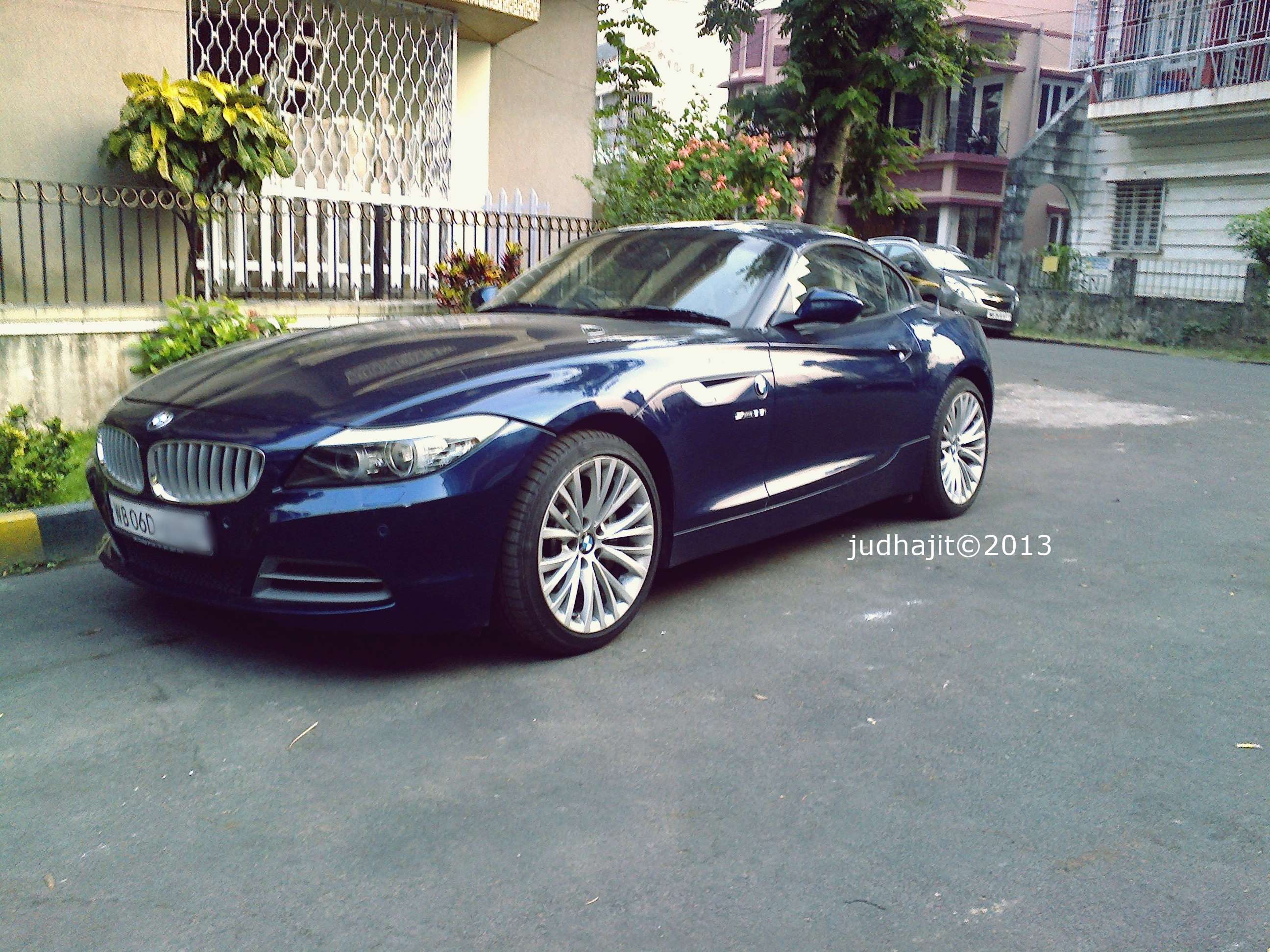 Blue BMW Z4 parked on a street HD Wallpaper