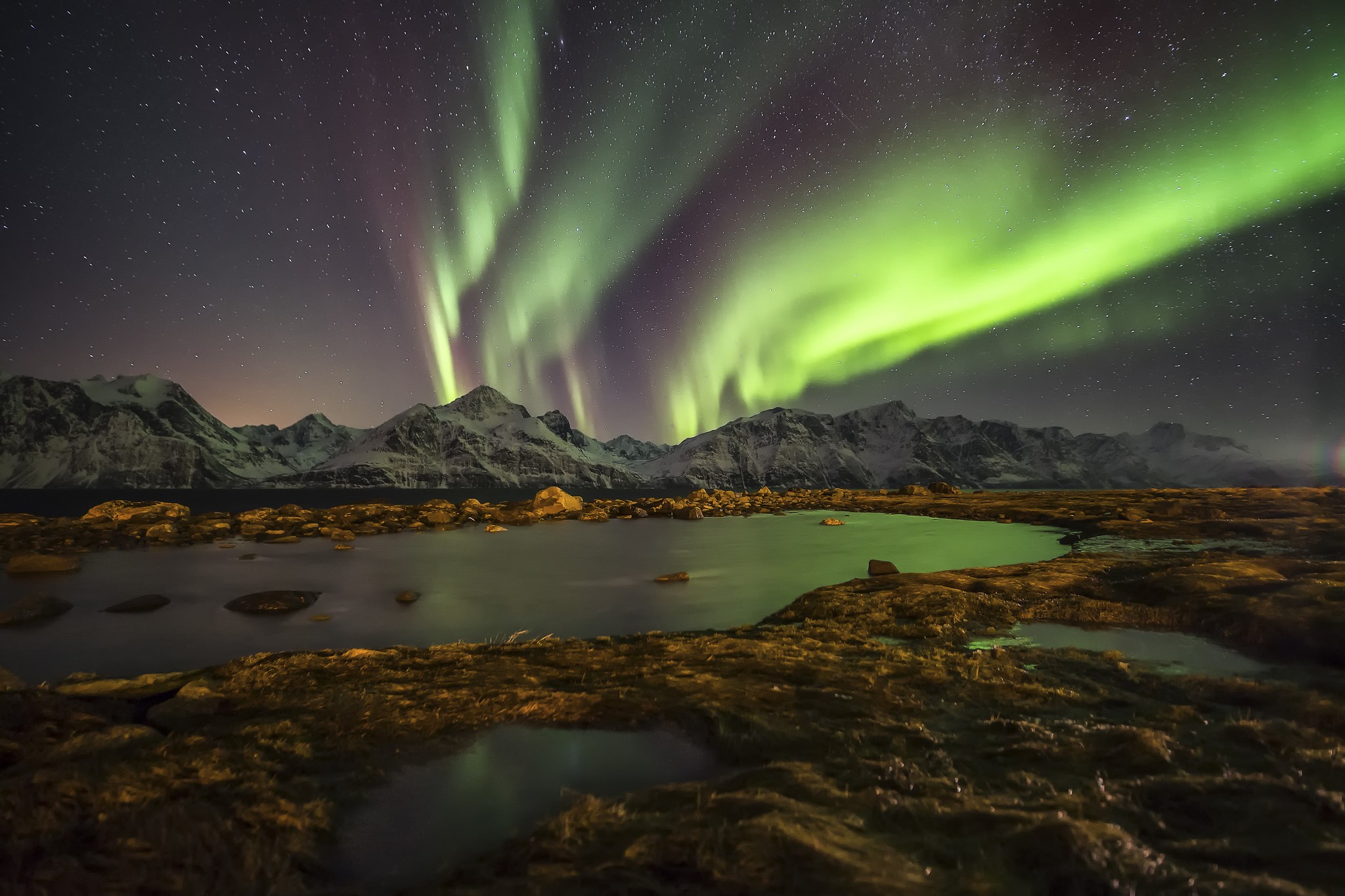 Northern Lights over Mountains and Lake in Norway HD Wallpaper