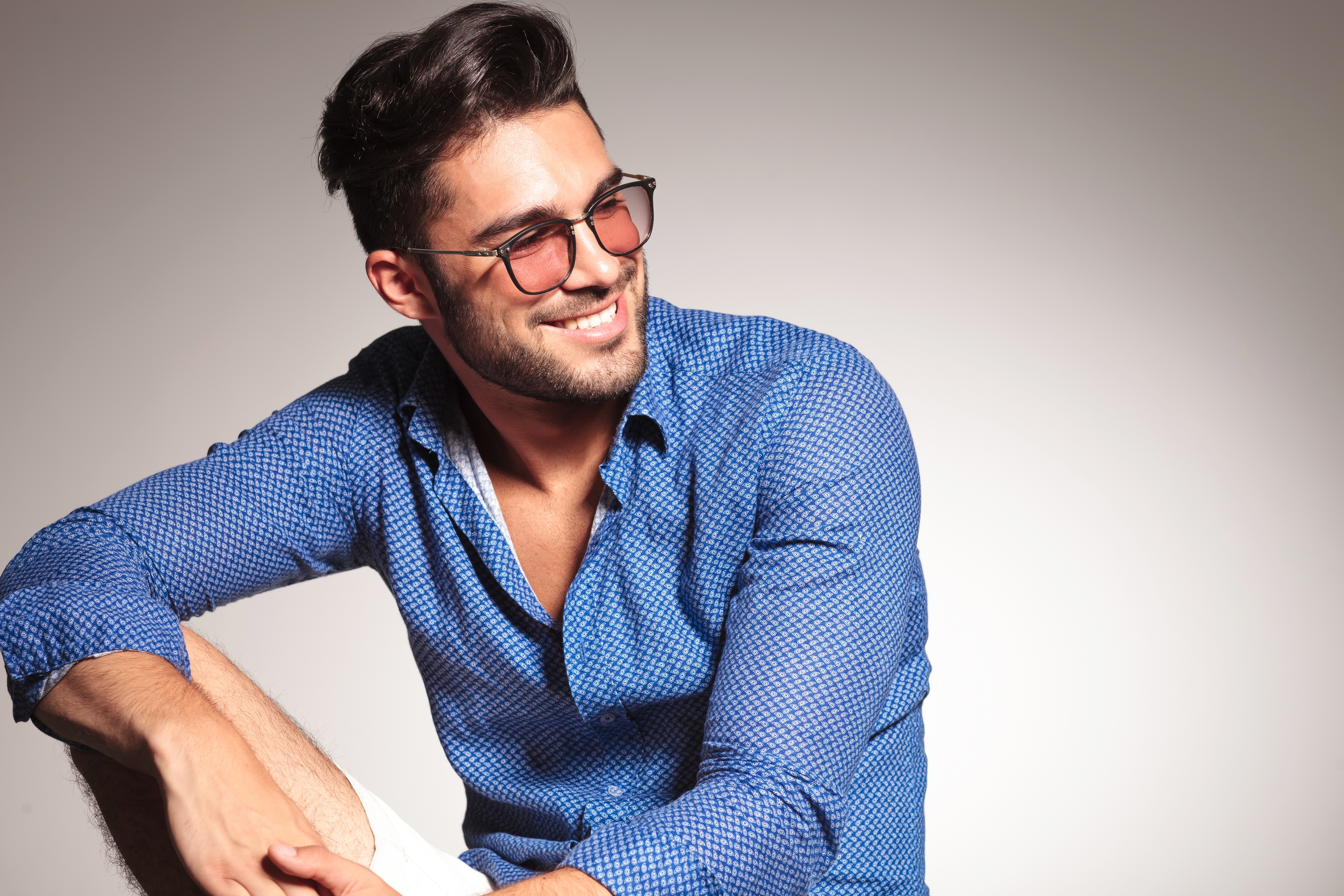 Man wearing sunglasses and blue shirt HD Wallpaper