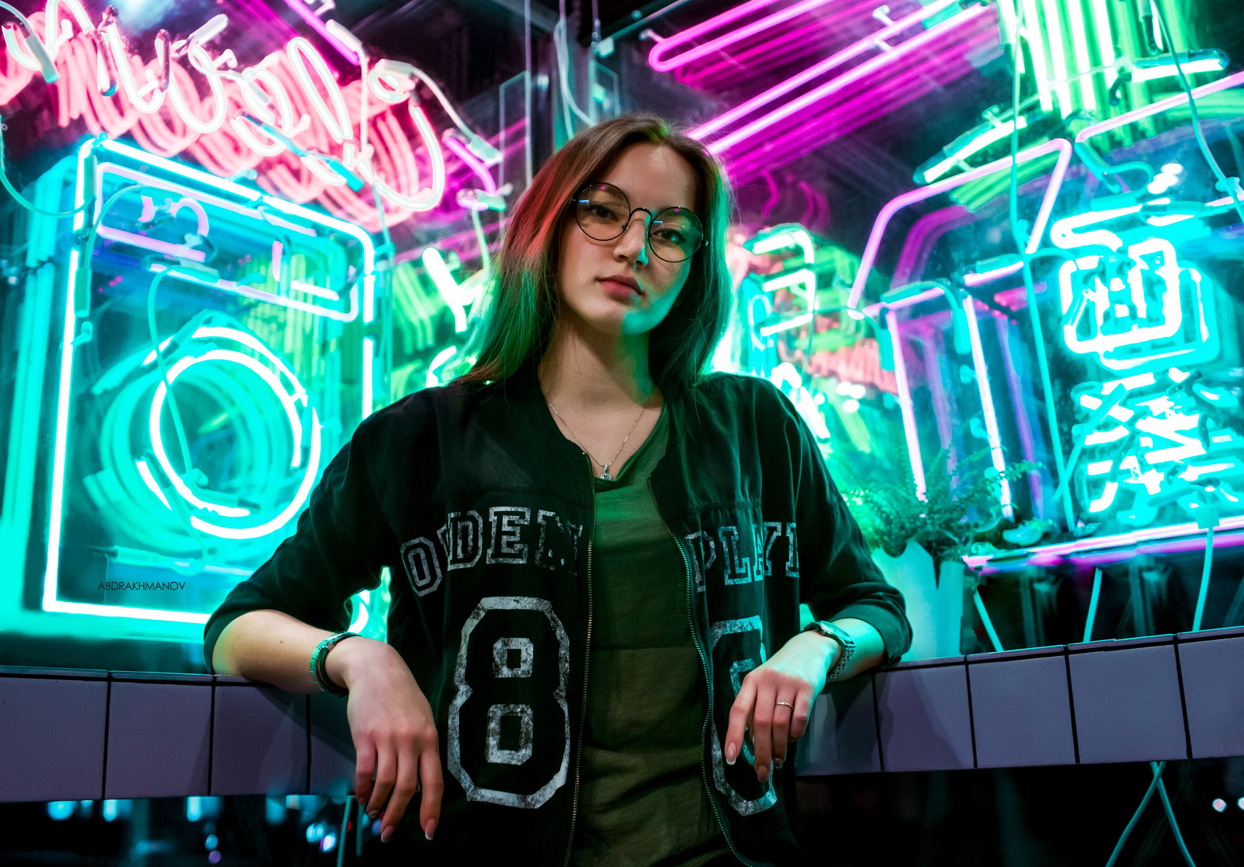 Woman with glasses in front of neon lights HD Wallpaper