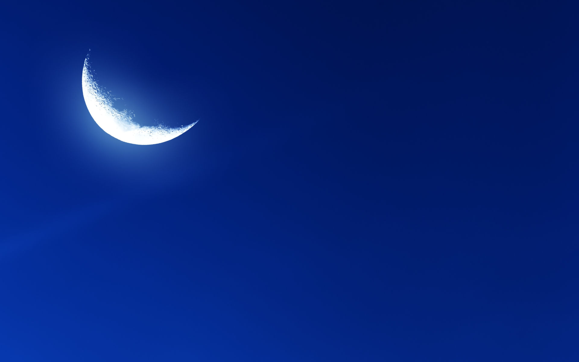 Crescent moon in a dark blue sky HD Wallpaper