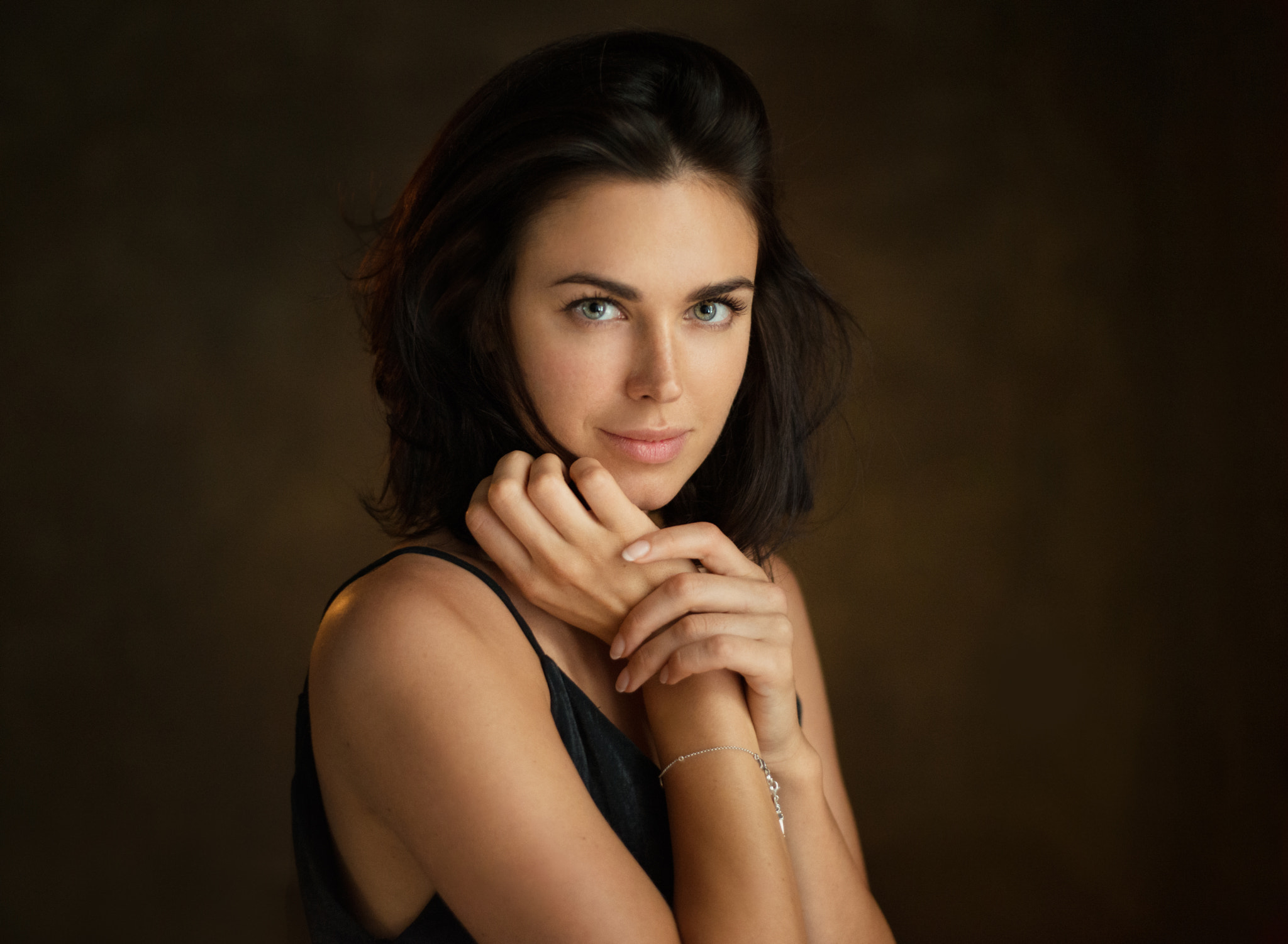 Woman with blue eyes and black hair HD Wallpaper