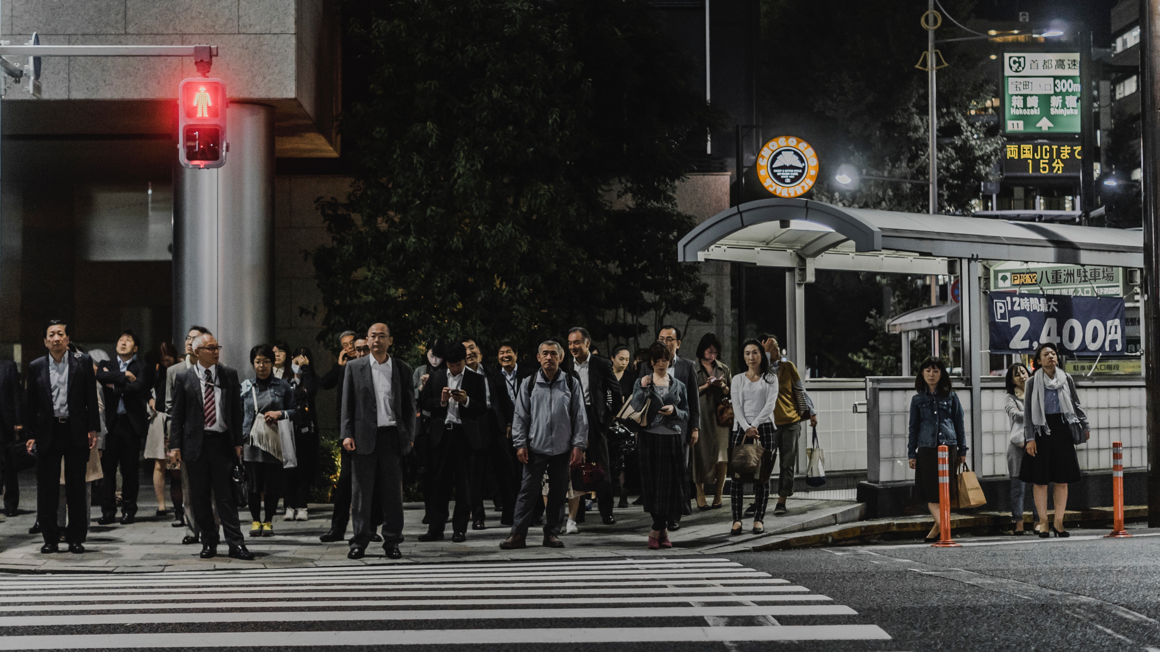 People waiting at a red light in Tokyo at night HD Wallpaper