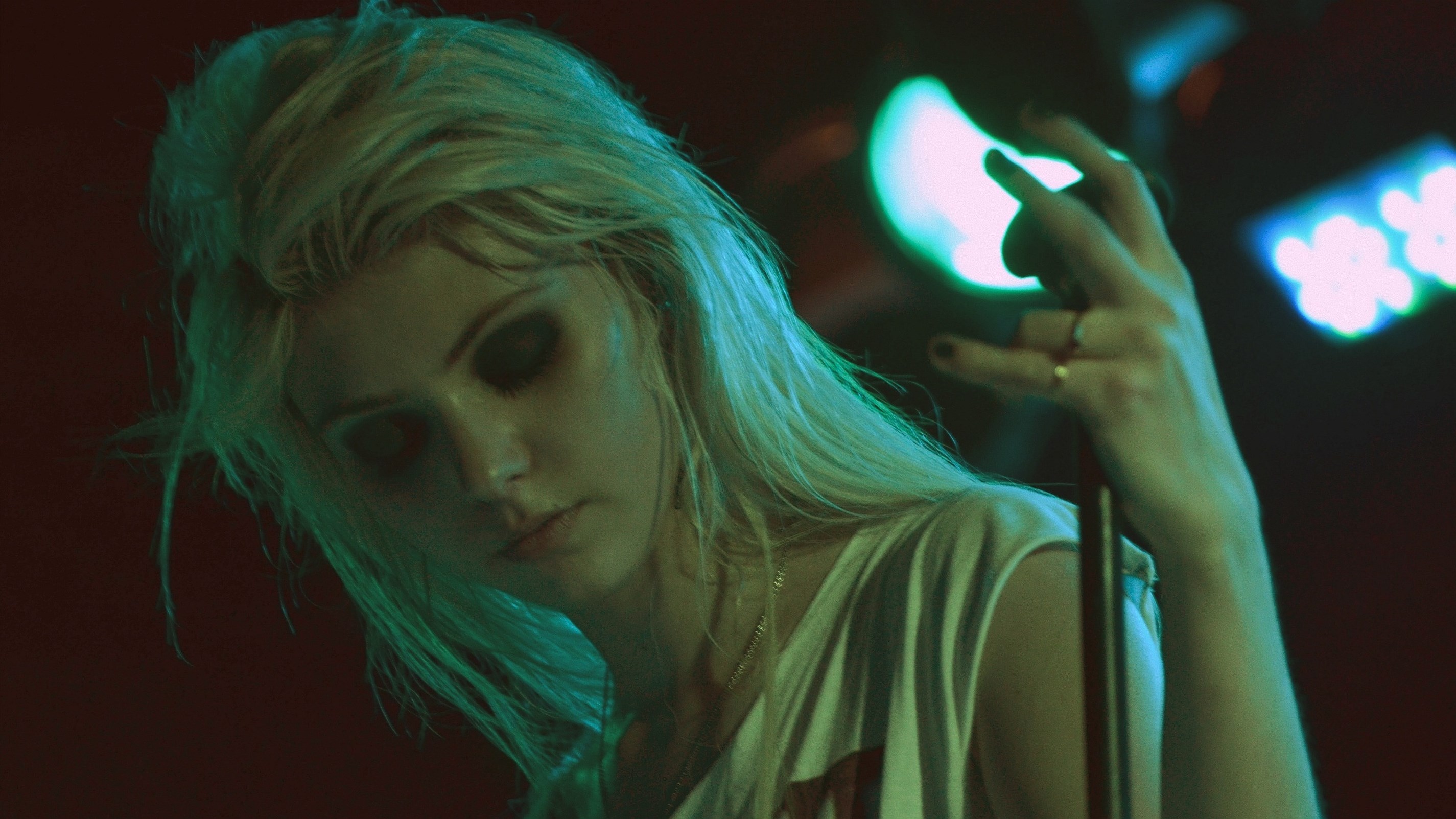 Taylor Momsen performing on stage HD Wallpaper