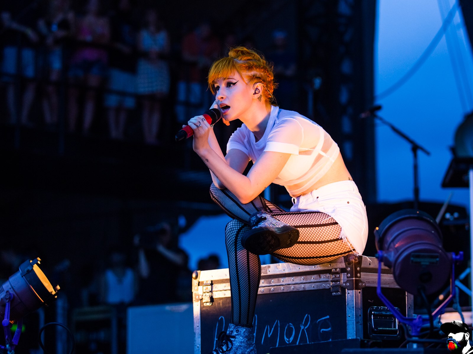 Hayley Williams performing on stage HD Wallpaper