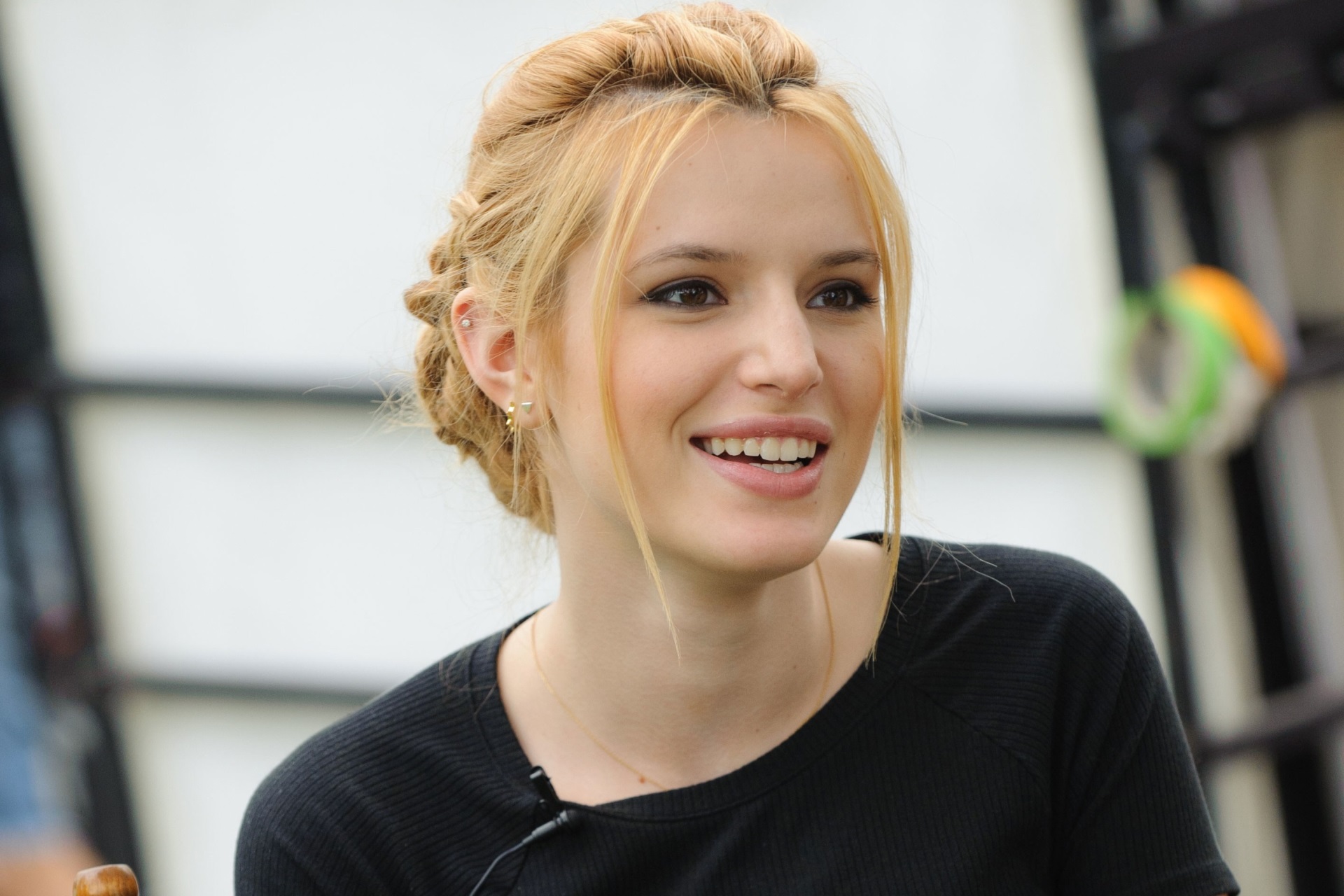 Bella Thorne HD Wallpaper