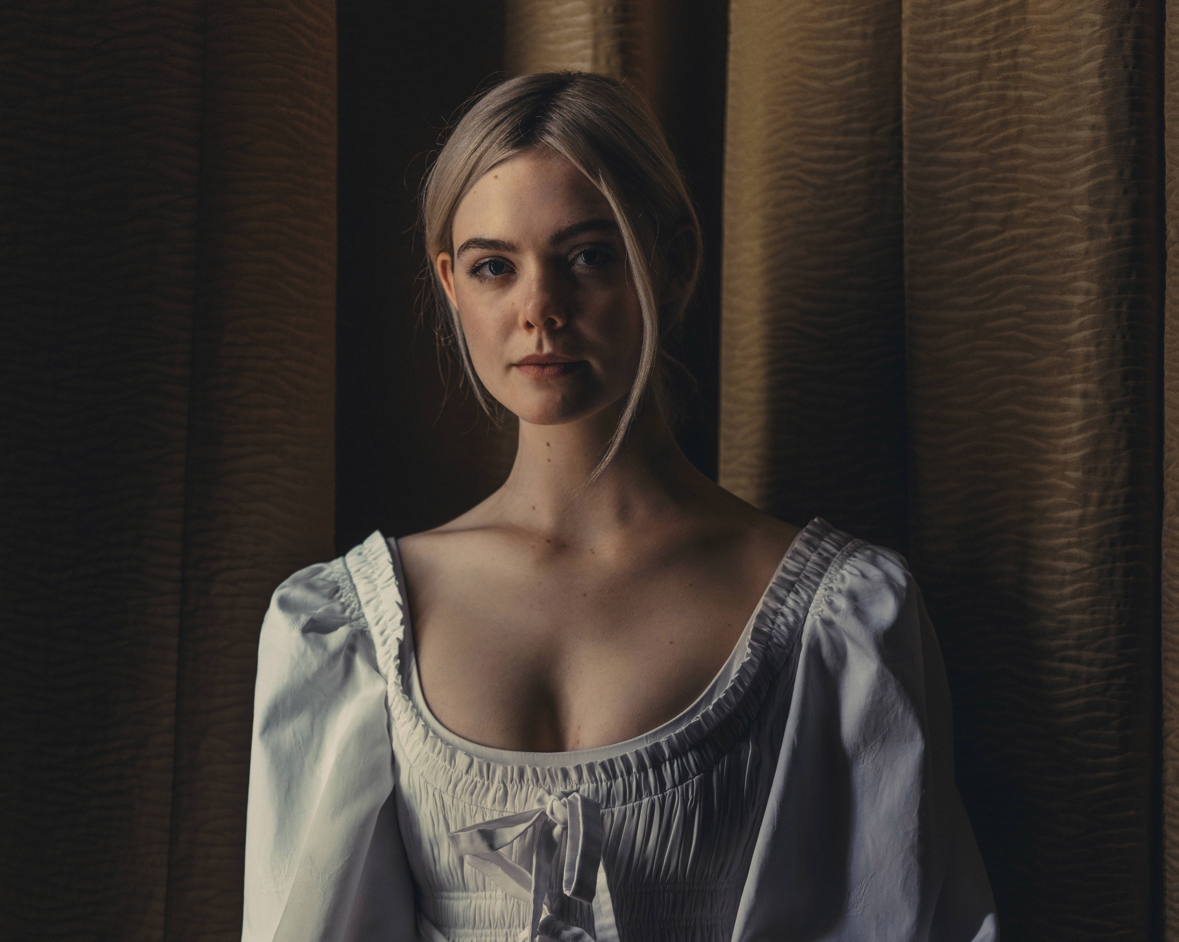 Elle Fanning in historical costume HD Wallpaper