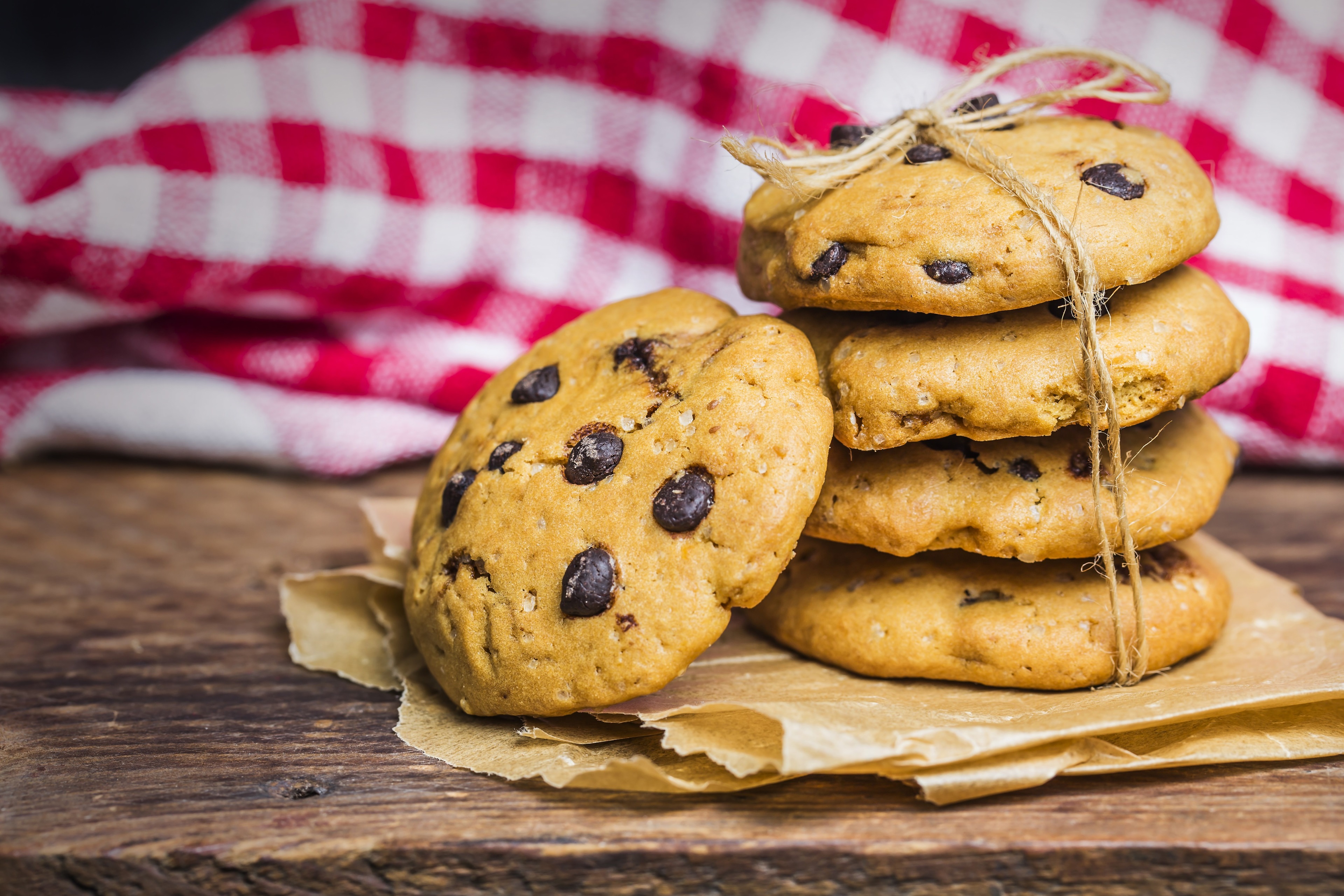 Chocolate chip cookies tied with twine HD Wallpaper