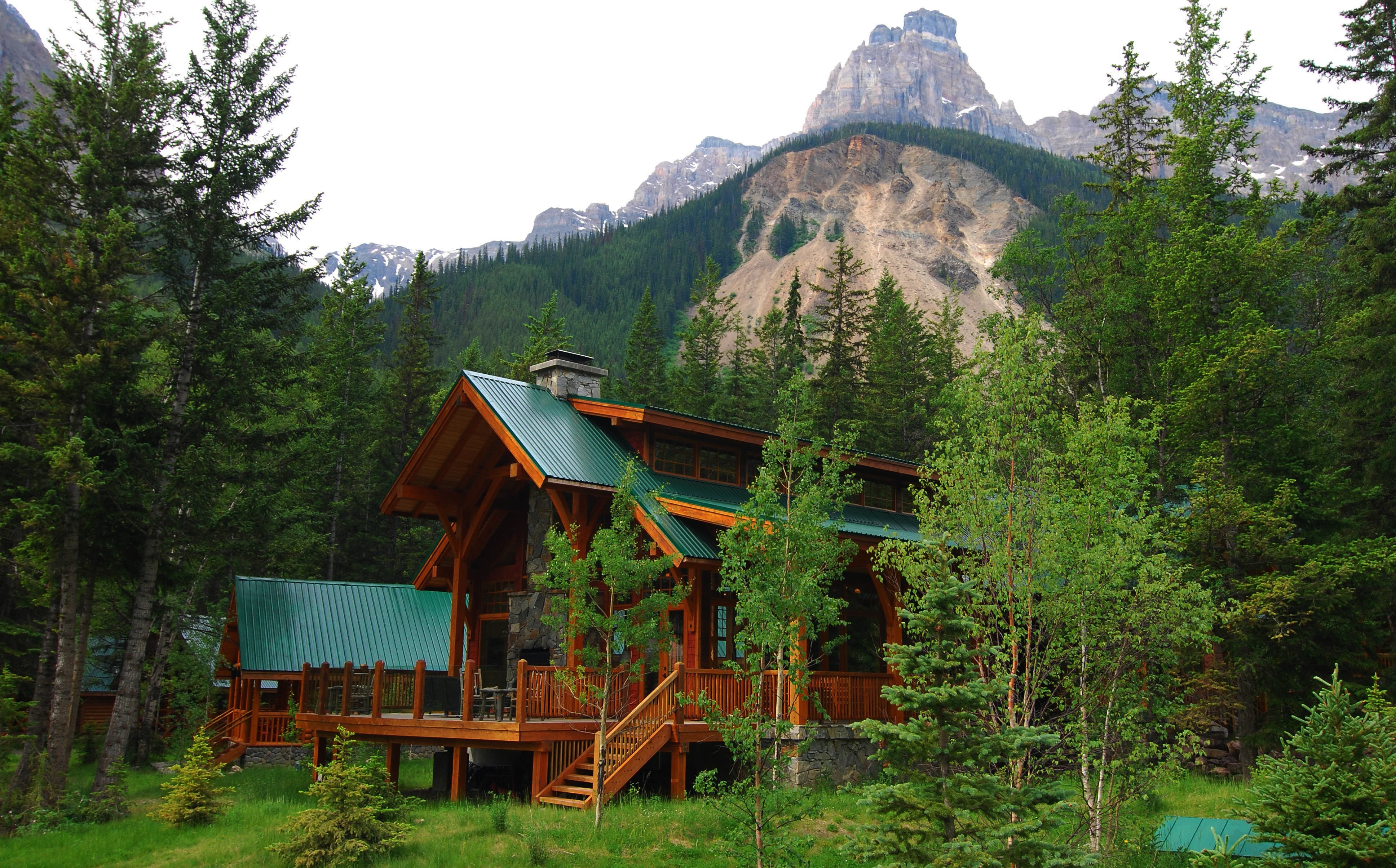 Cozy Wooden Cabin Surrounded by Pine Trees and Mountains HD Wallpaper