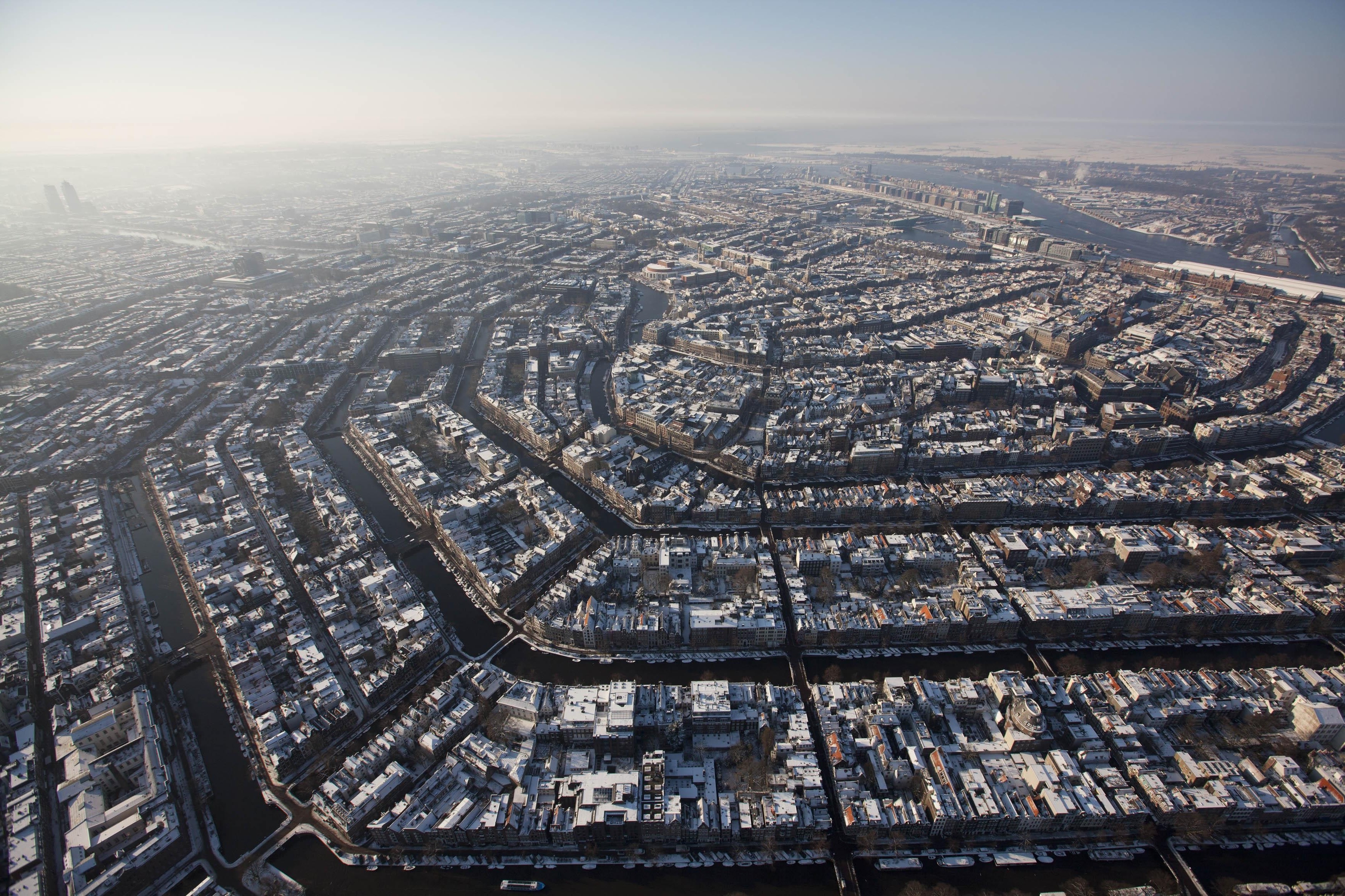 Amsterdam cityscape with canals and snow in winter HD Wallpaper