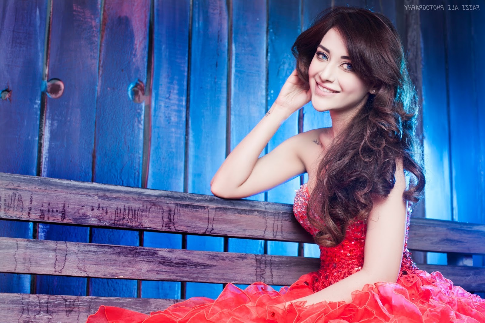 Annie Krislinzki posing on a wooden bench HD Wallpaper