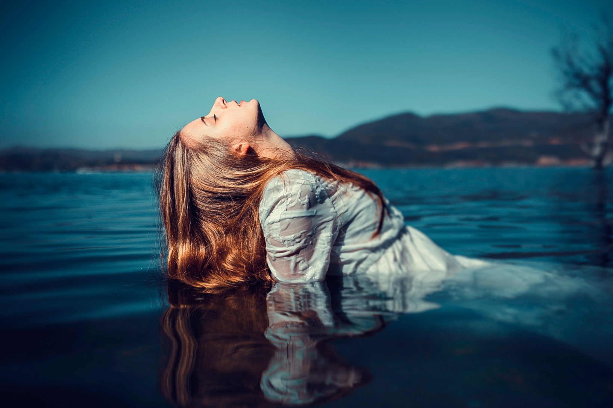 Woman in white dress submerged in water HD Wallpaper