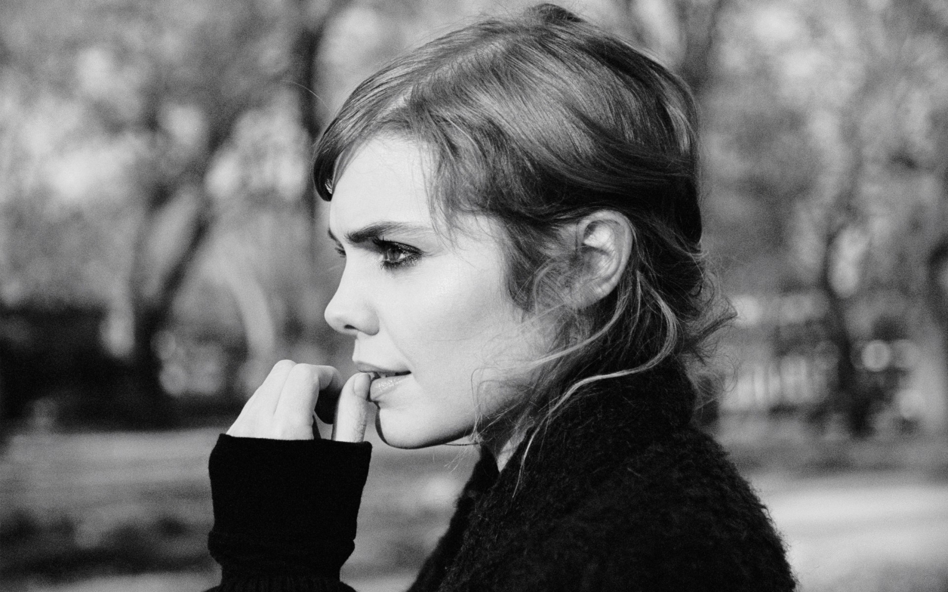 Woman biting her finger in black and white HD Wallpaper