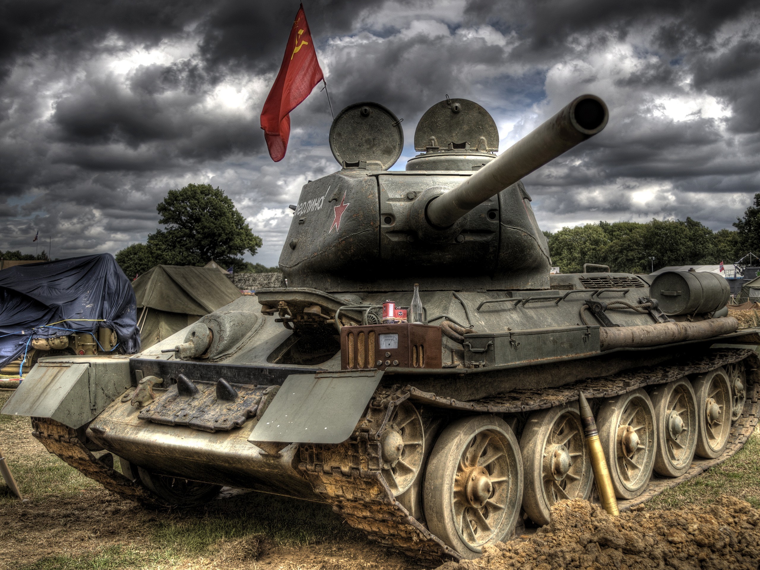Soviet T-34-85 tank with red flag HD Wallpaper