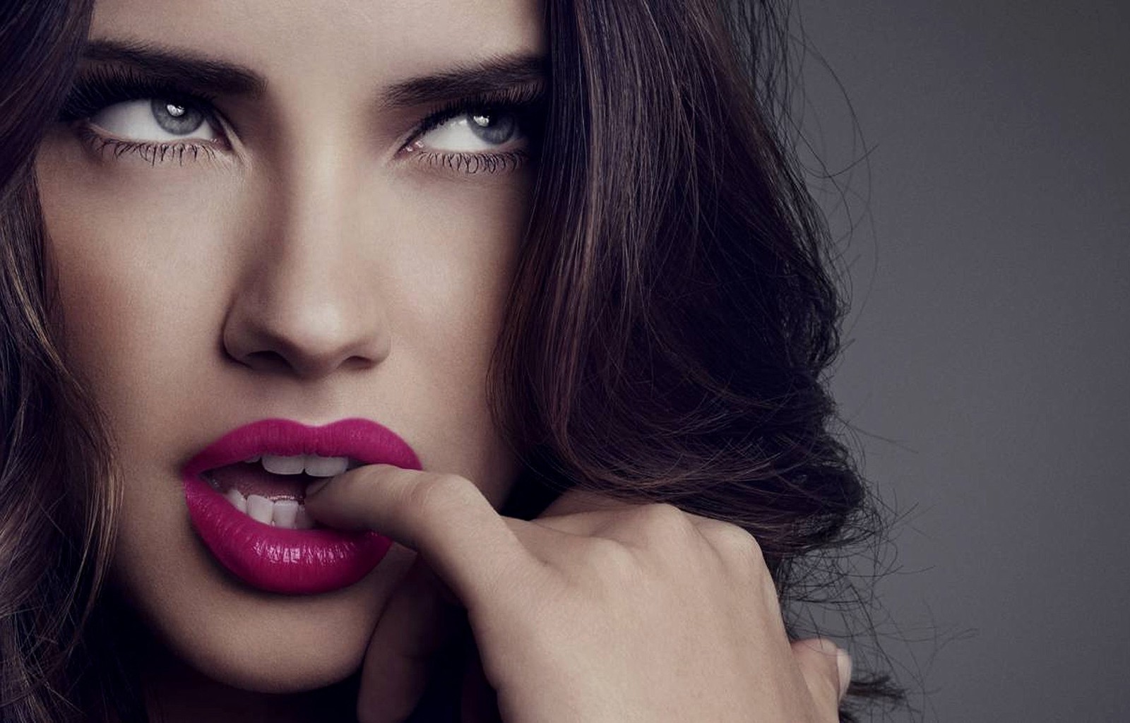 Adriana Lima with finger in mouth HD Wallpaper