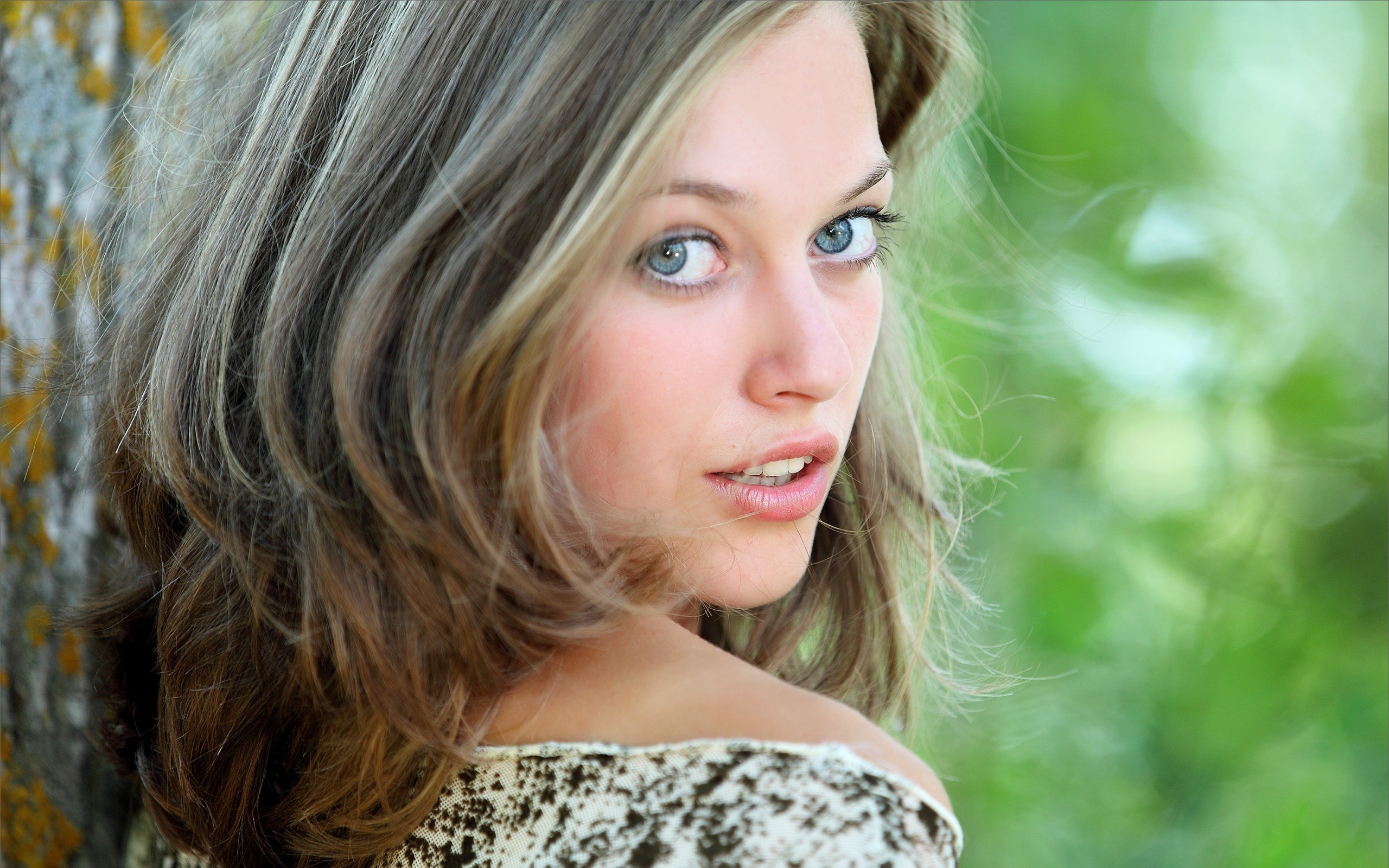 Woman with blue eyes looking back HD Wallpaper