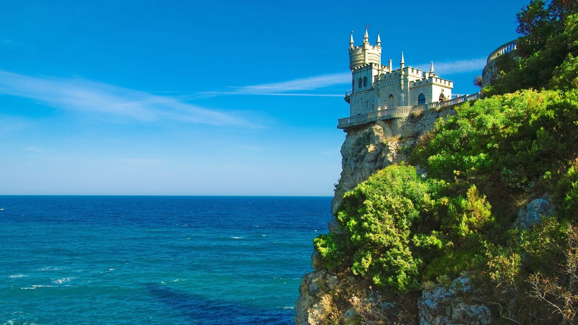 Swallow's Nest Castle on a cliff overlooking the sea HD Wallpaper