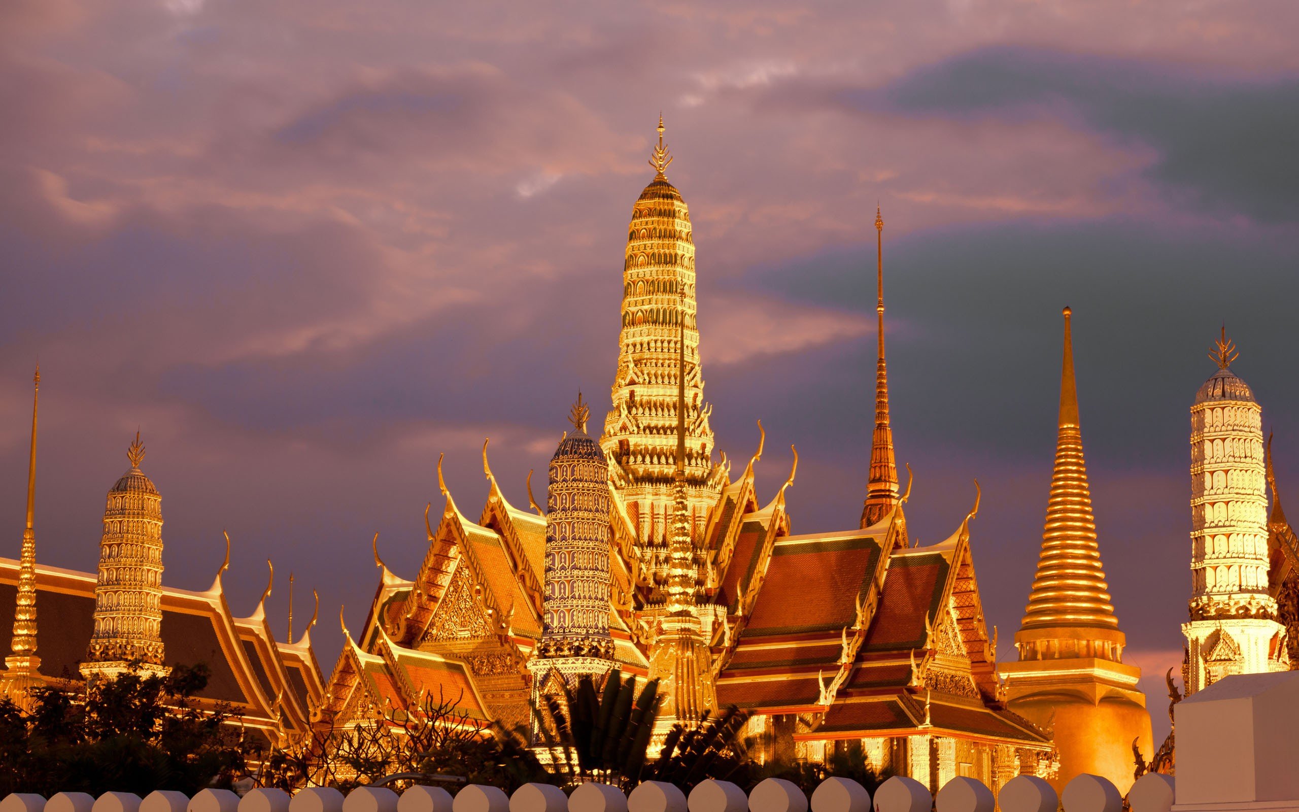 Grand Palace Bangkok Thailand at sunset HD Wallpaper