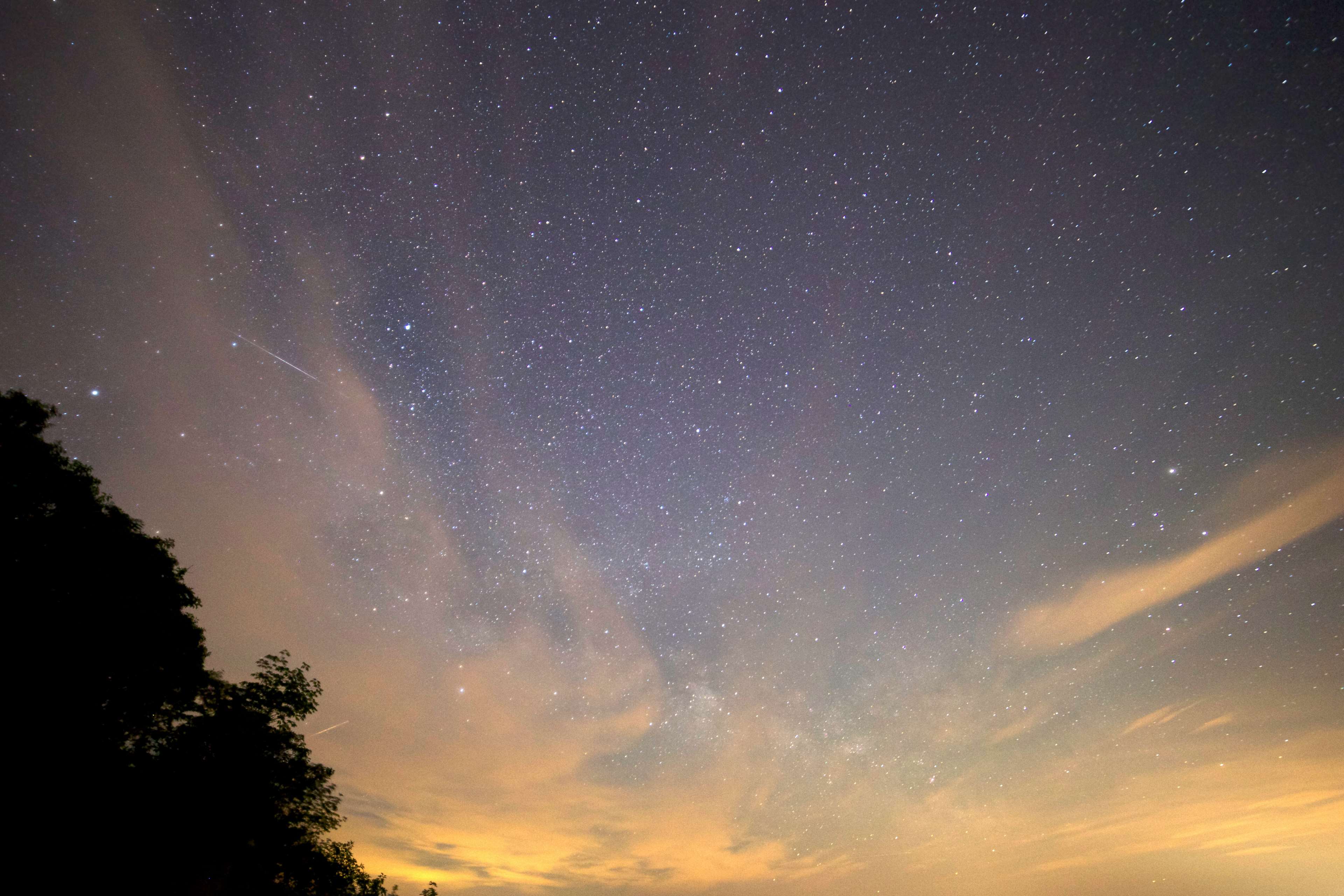 Milky Way galaxy with stars and clouds HD Wallpaper