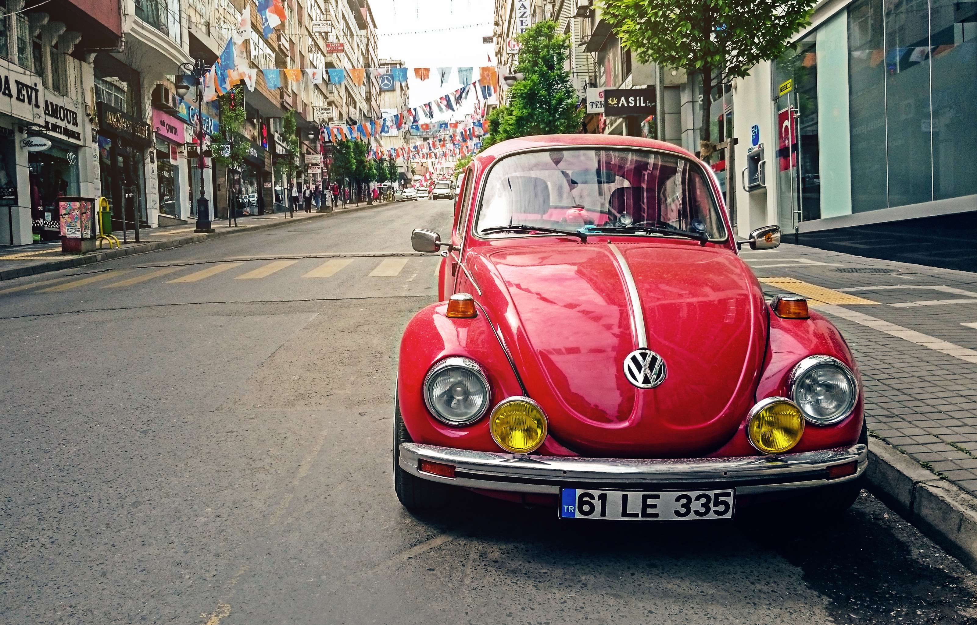 Red Volkswagen Beetle parked on a city street HD Wallpaper