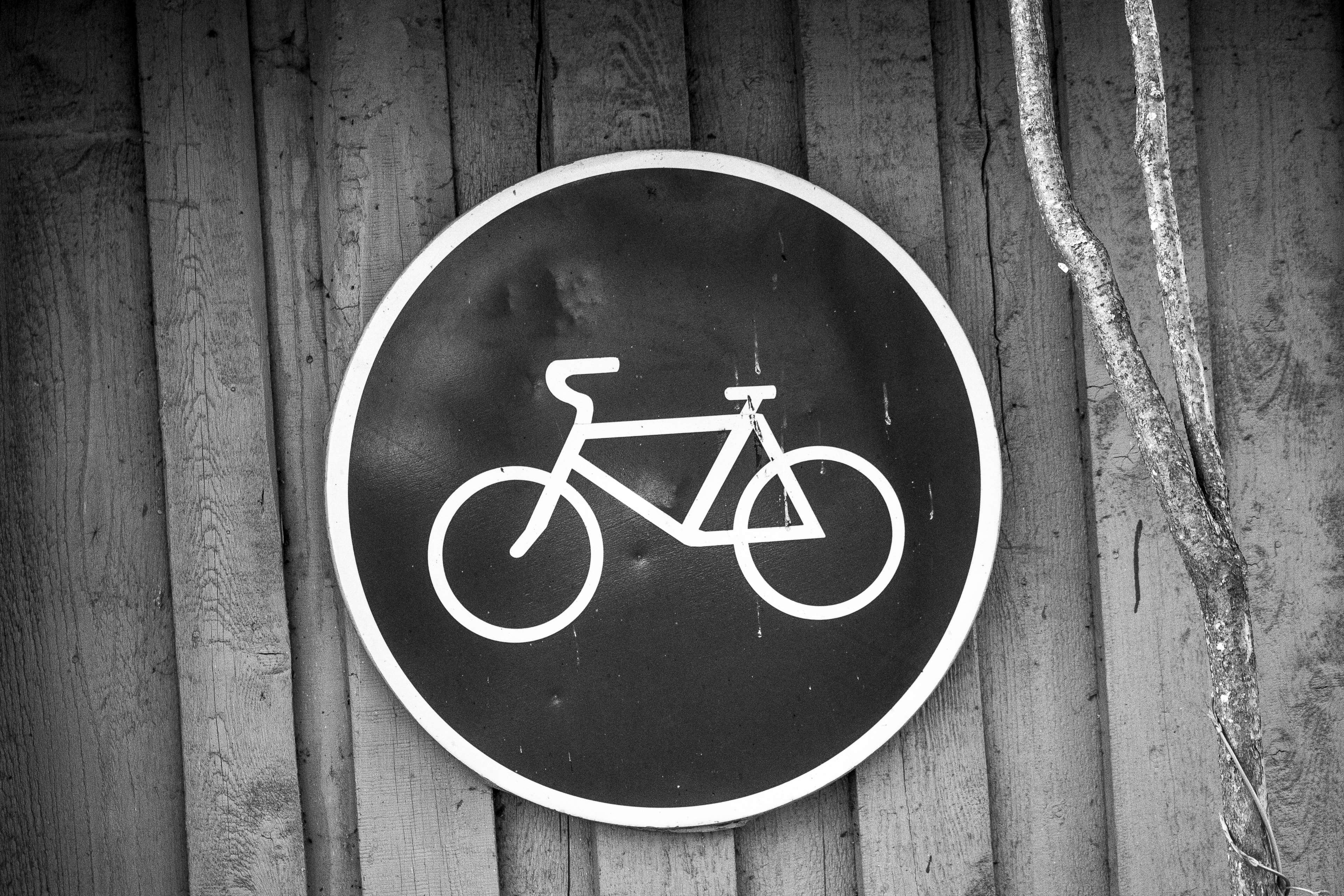 Bicycle sign on a wooden wall HD Wallpaper