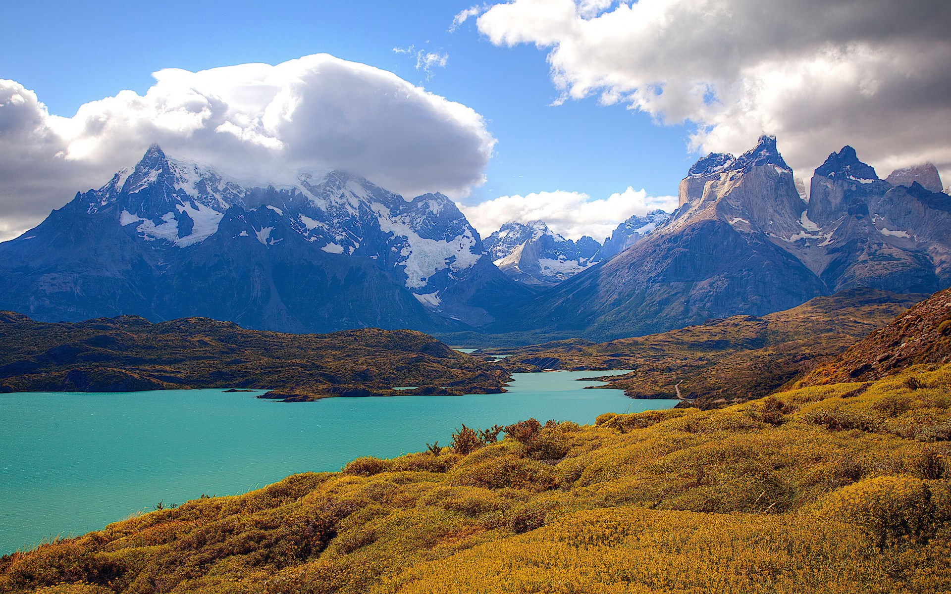 Turquoise lake and mountains in Patagonia HD Wallpaper
