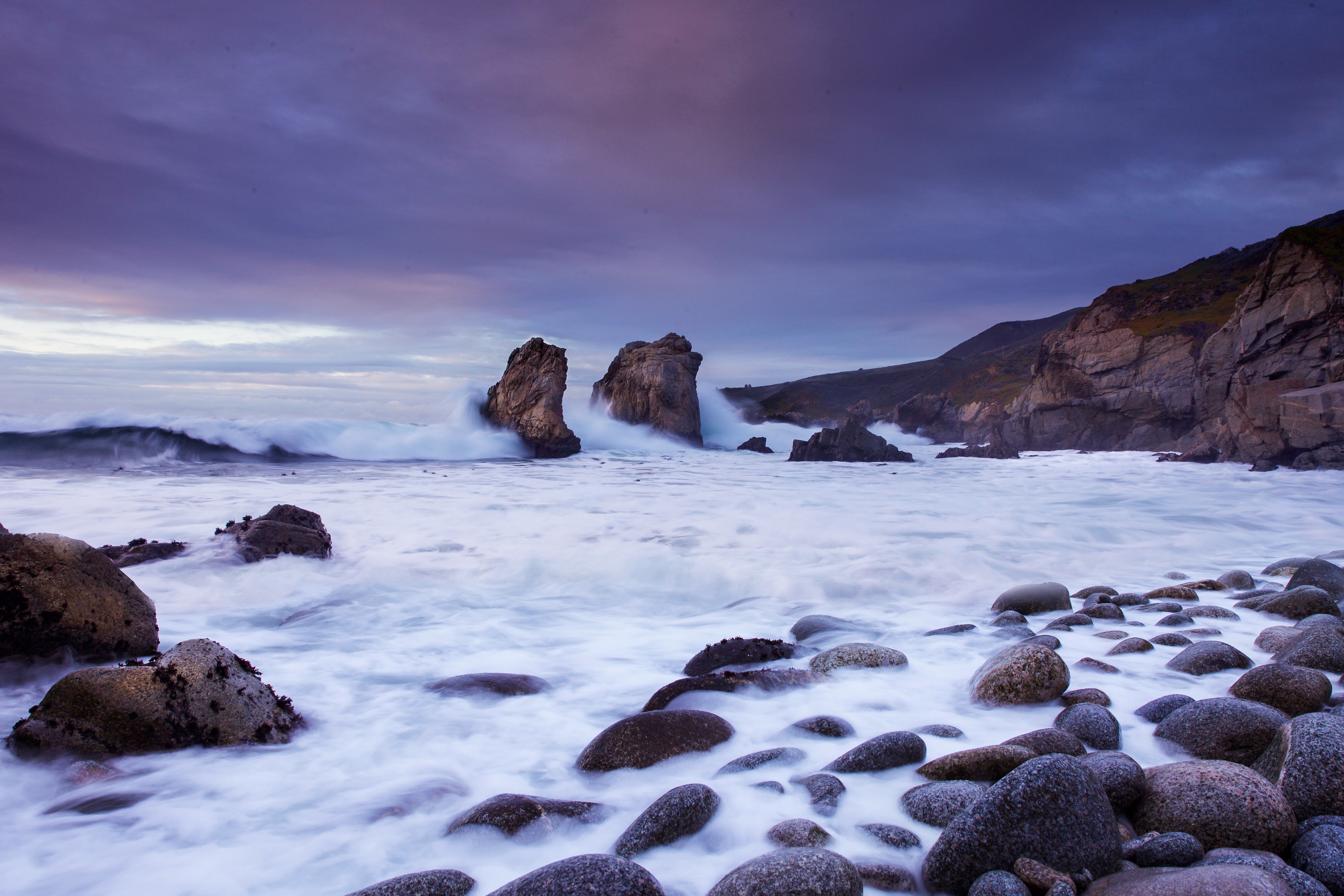 Long exposure of waves crashing on rocks at Highway 1 coast HD Wallpaper
