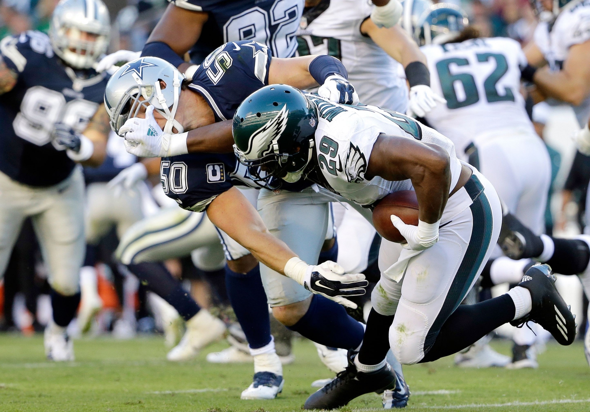 Philadelphia Eagles player tackled by Dallas Cowboys player HD Wallpaper