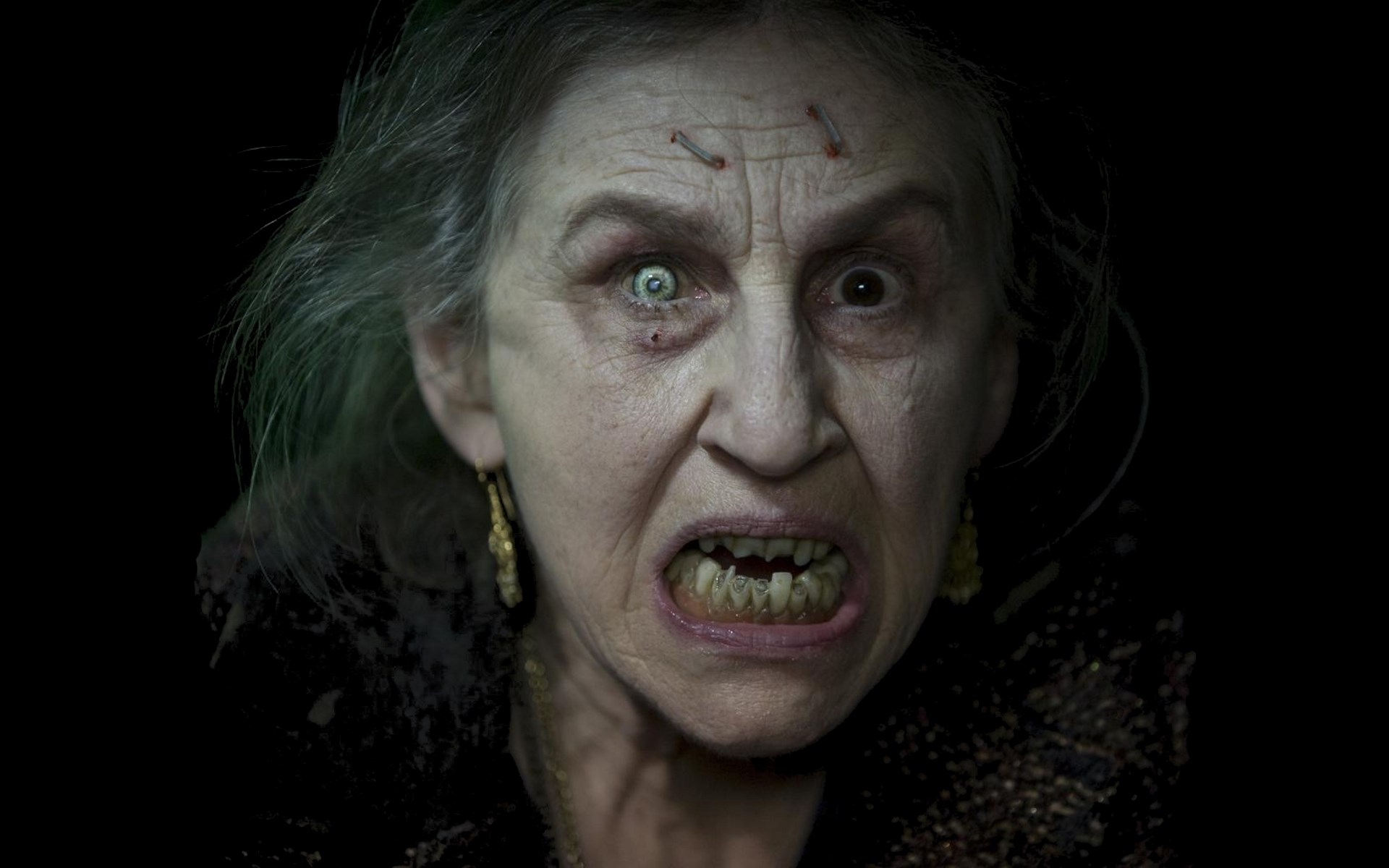 Horror portrait of an old woman HD Wallpaper