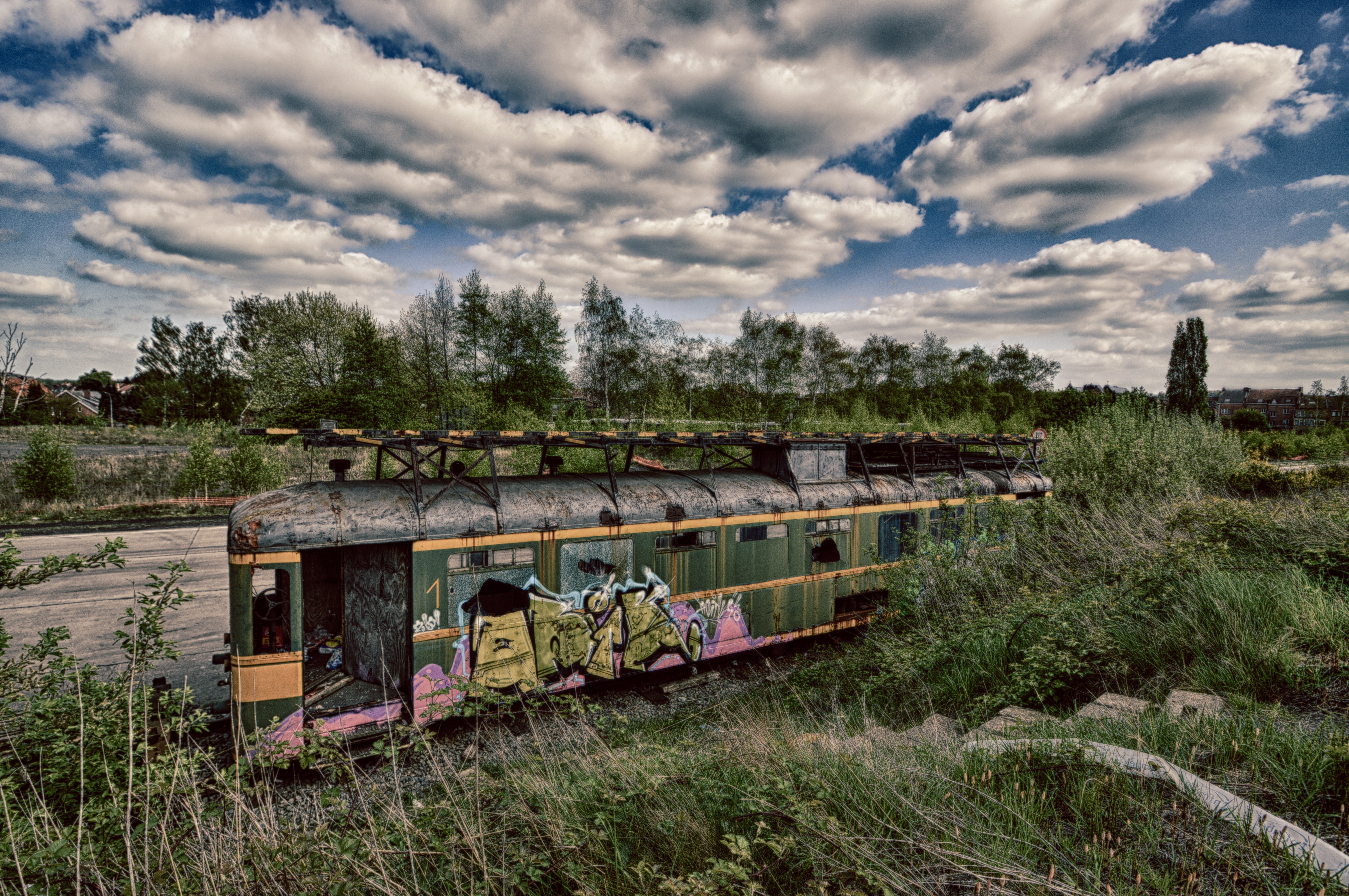 Abandoned tram covered in graffiti HD Wallpaper