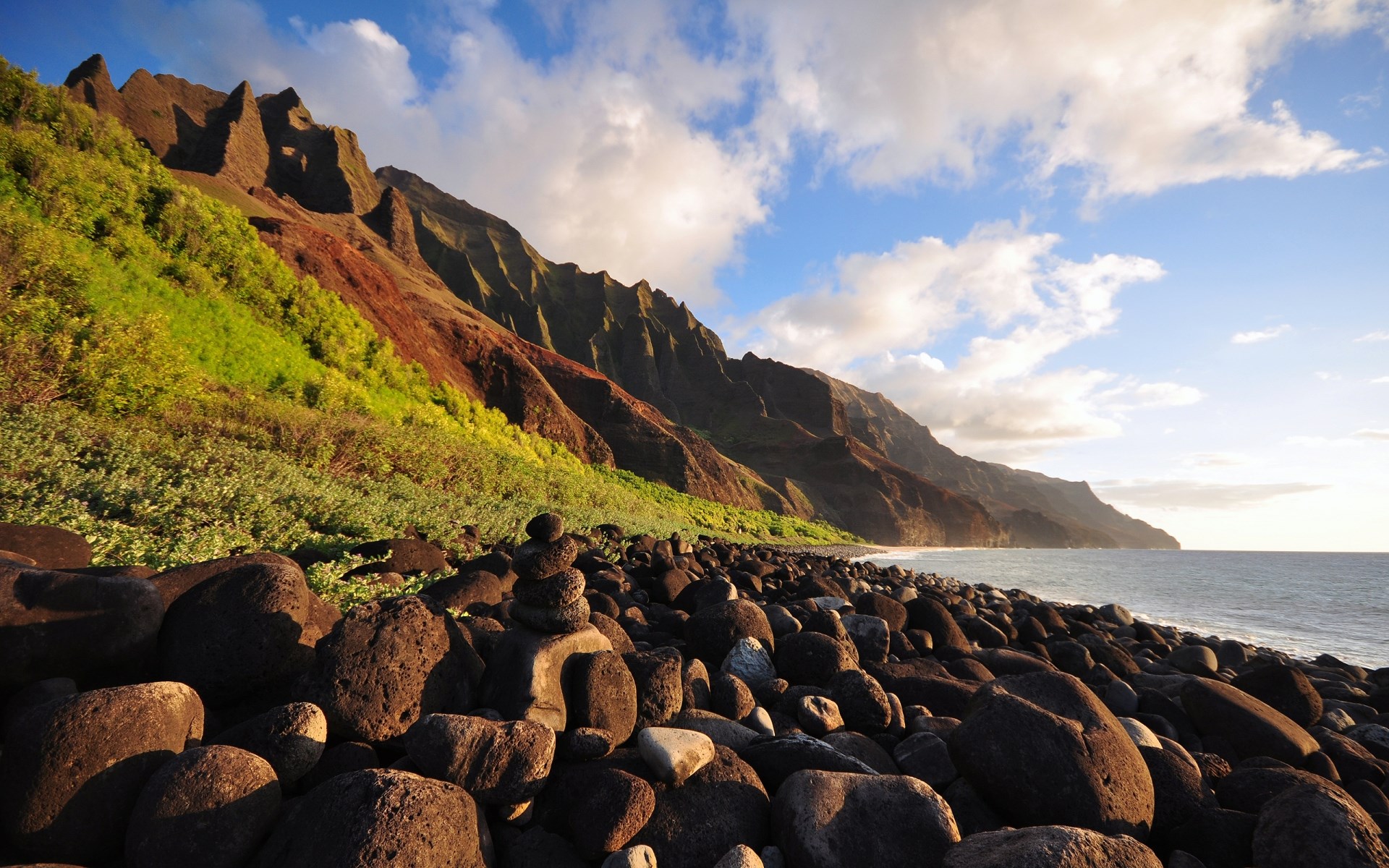Rocky beach with mountains and ocean HD Wallpaper