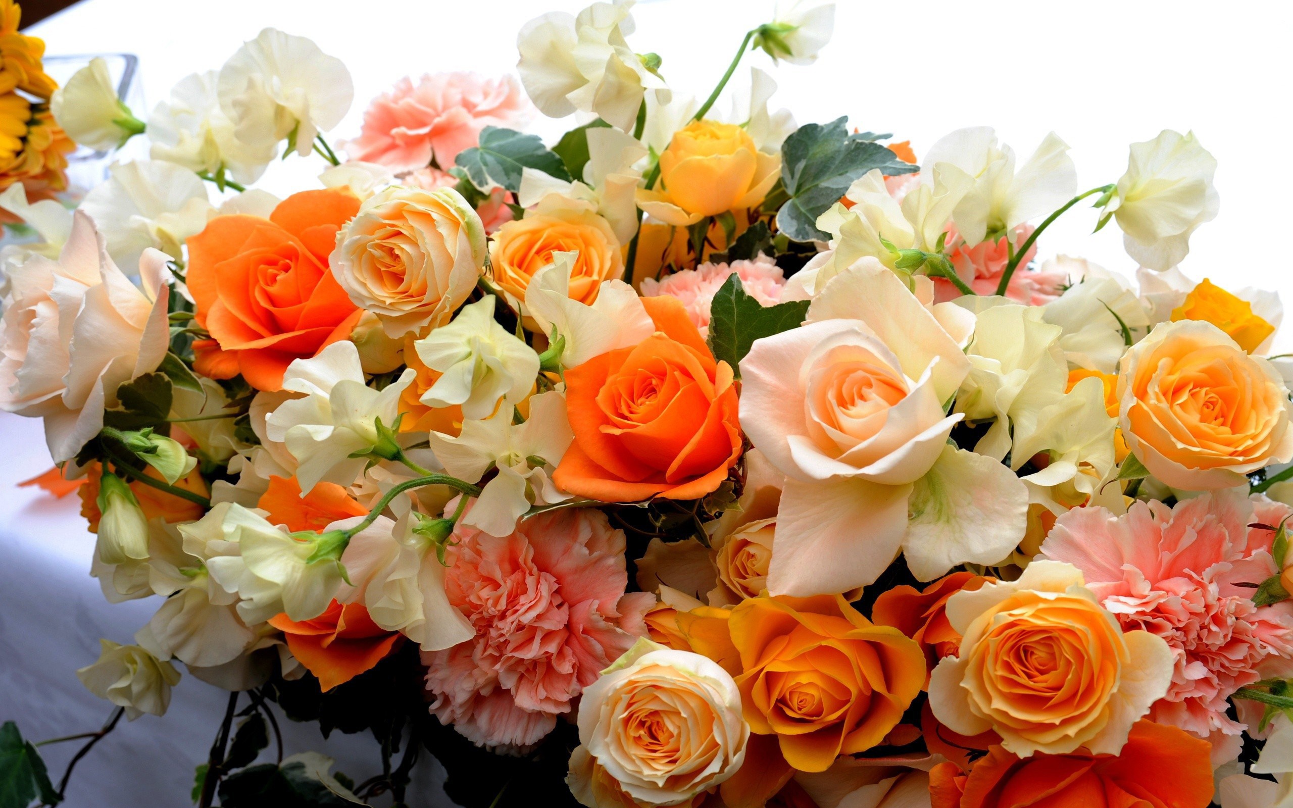 Floral arrangement with roses and sweet peas HD Wallpaper
