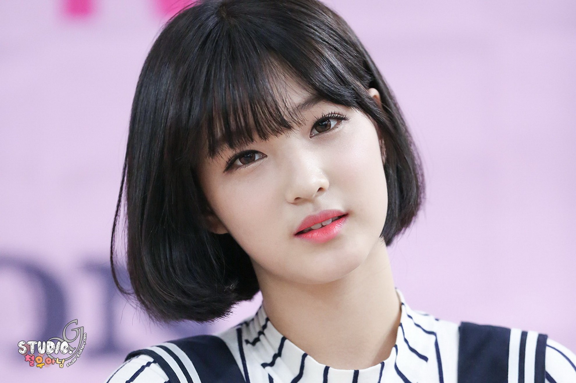 Korean girl group member with short black hair HD Wallpaper