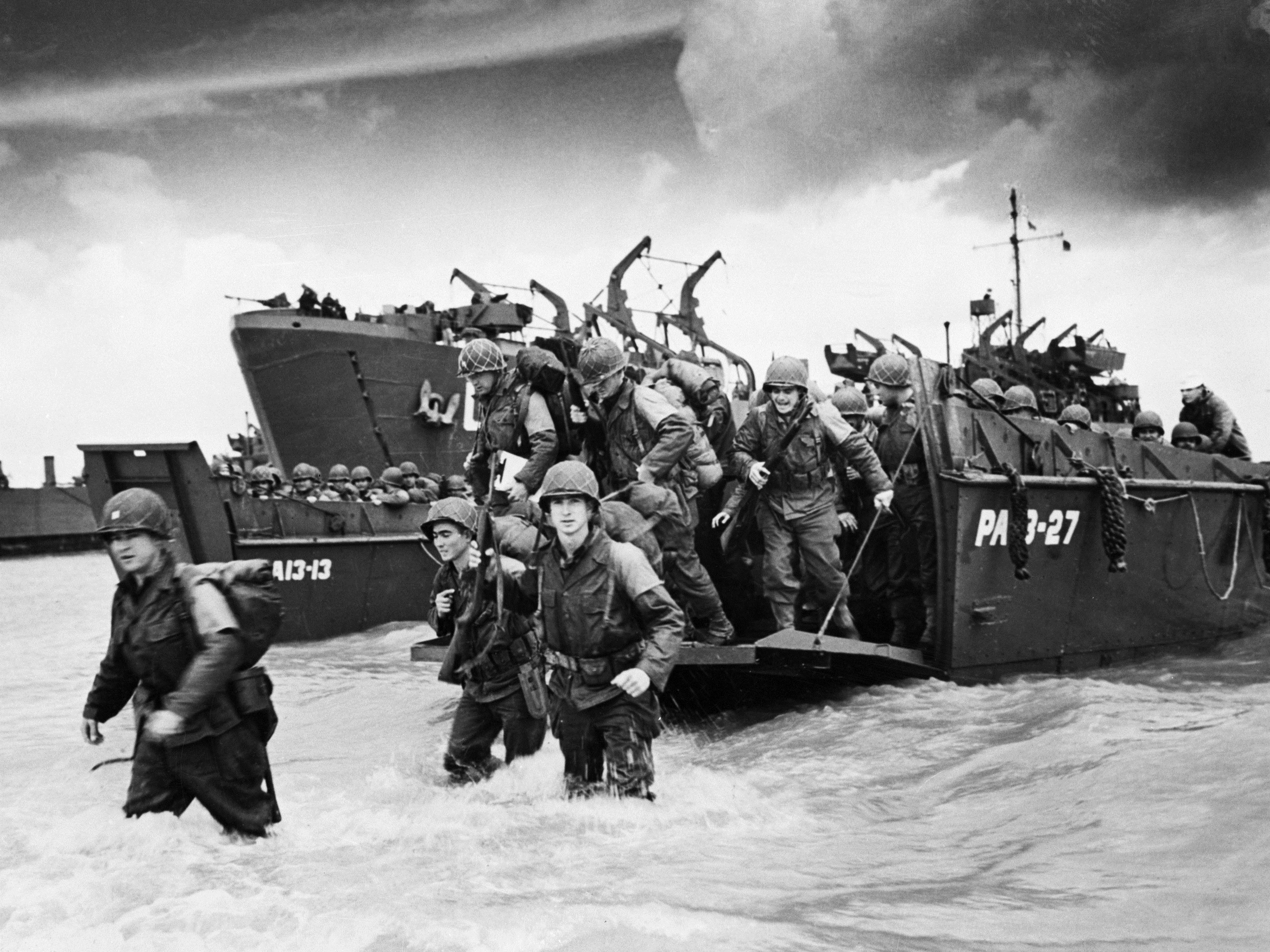 Soldiers Landing During D-Day Invasion HD Wallpaper