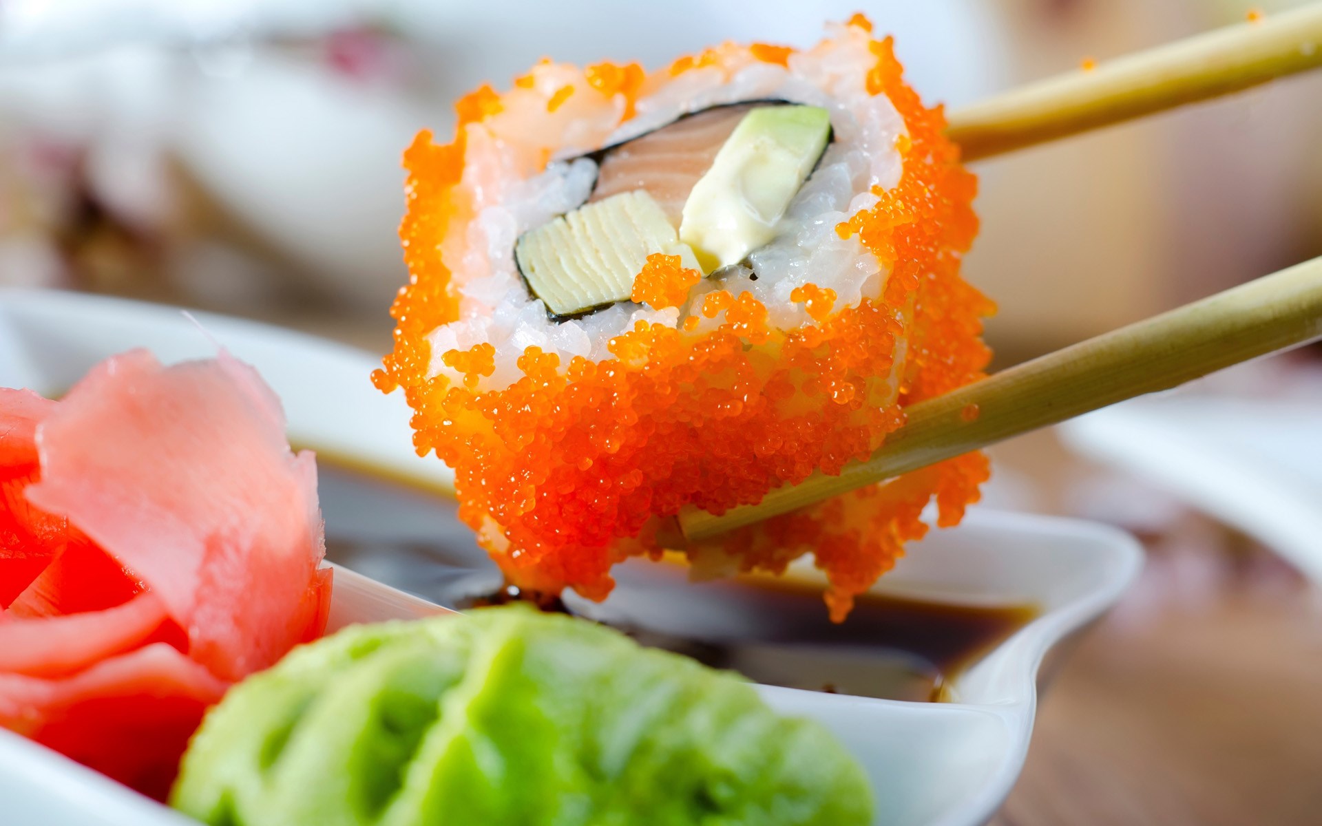 Sushi roll with salmon and avocado HD Wallpaper