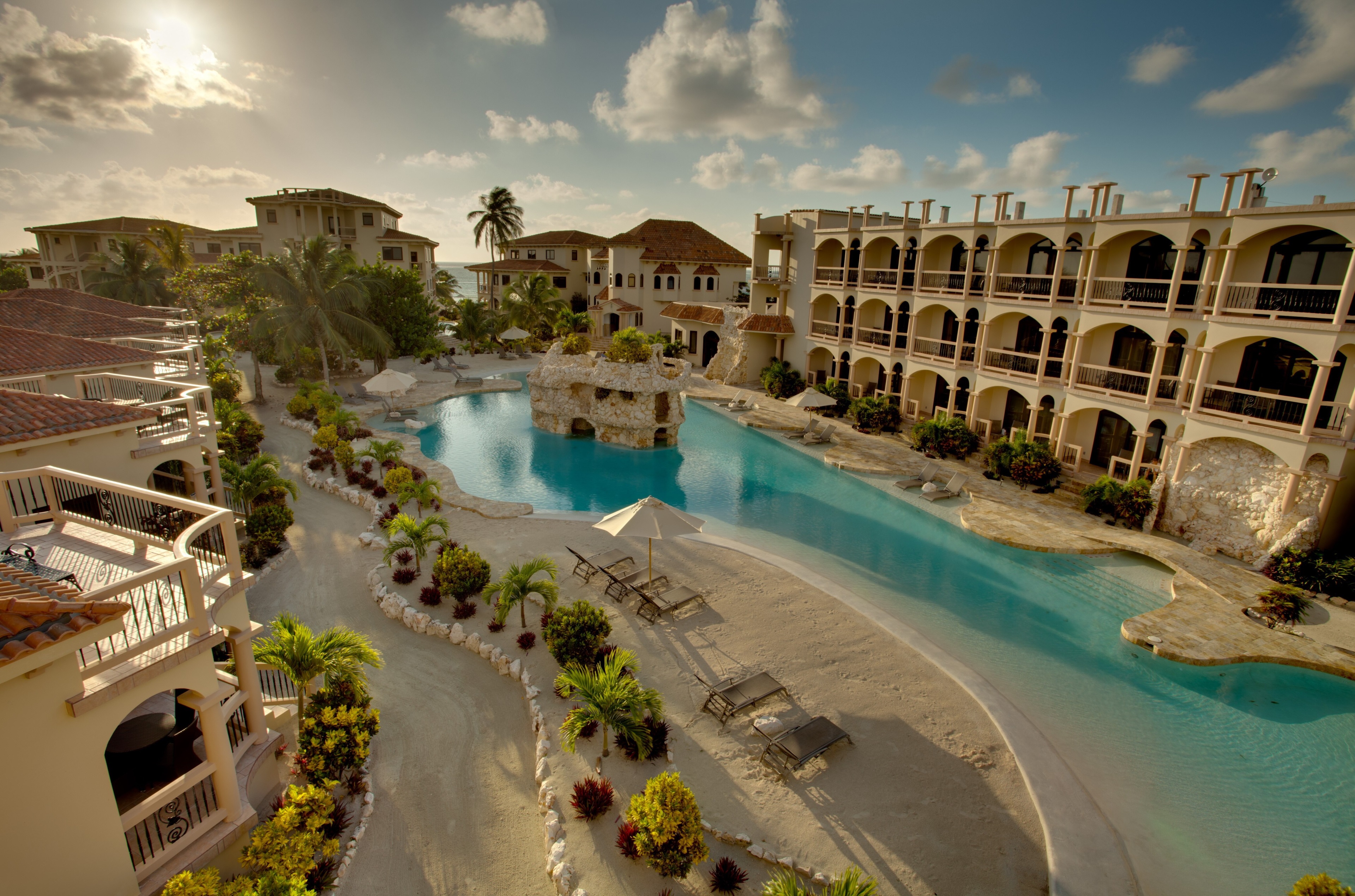 Resort with pool and buildings in Belize HD Wallpaper