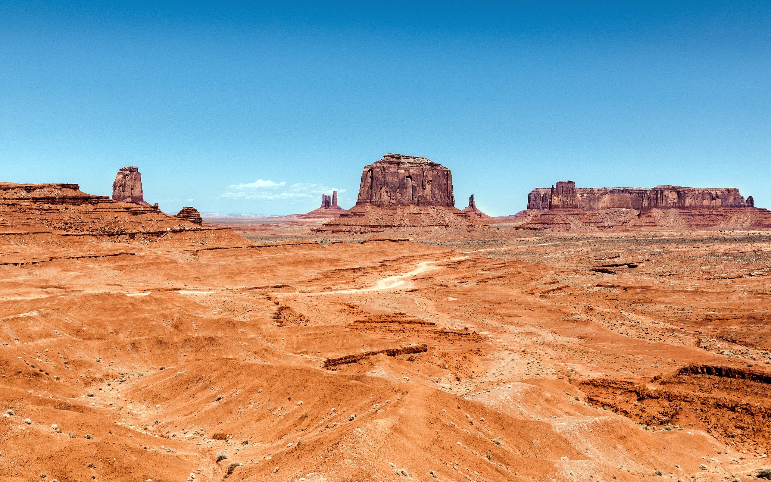 Monument Valley desert landscape with mesas HD Wallpaper